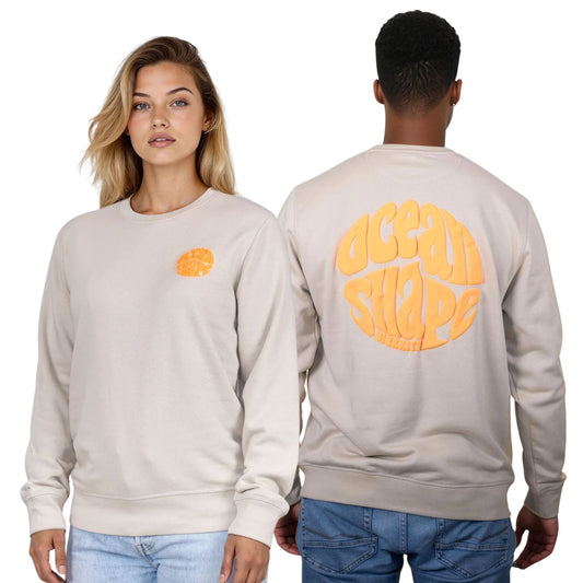 Sweat à cold round unisexe desert dust, vu de face sur mannequin femme et de dos sur mannequin homme.
Devant : petit logo bubble "ocean shape biarritz" orange fluo sur la poitrine gauche.
Dos ; gros logo bubble "ocean shape biarritz" orange fluo