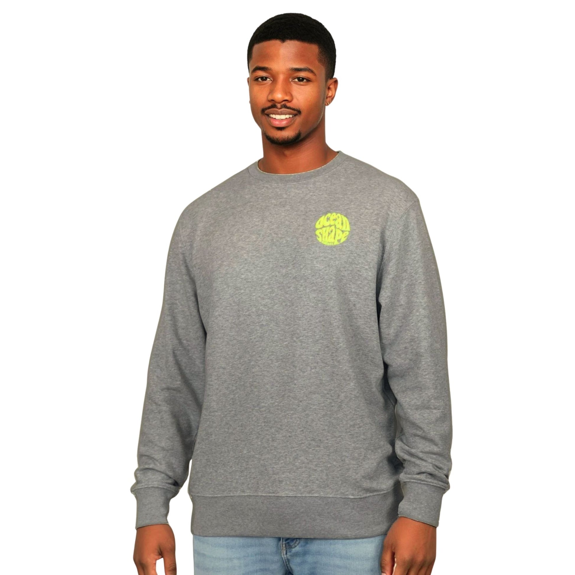 Sweat unisexe sans capuche gris anthracite avec petit logo bubble "ocean shape biarritz" jaune sur la poitrine, vu de face sur mannequin homme.