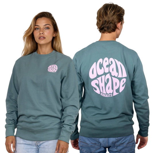 Sweat à cold round unisexe green bay, vu de face sur mannequin femme et de dos sur mannequin homme.
Devant : petit logo bubble "ocean shape biarritz" rose sur la poitrine gauche.
Dos ; gros logo bubble "ocean shape biarritz" rose