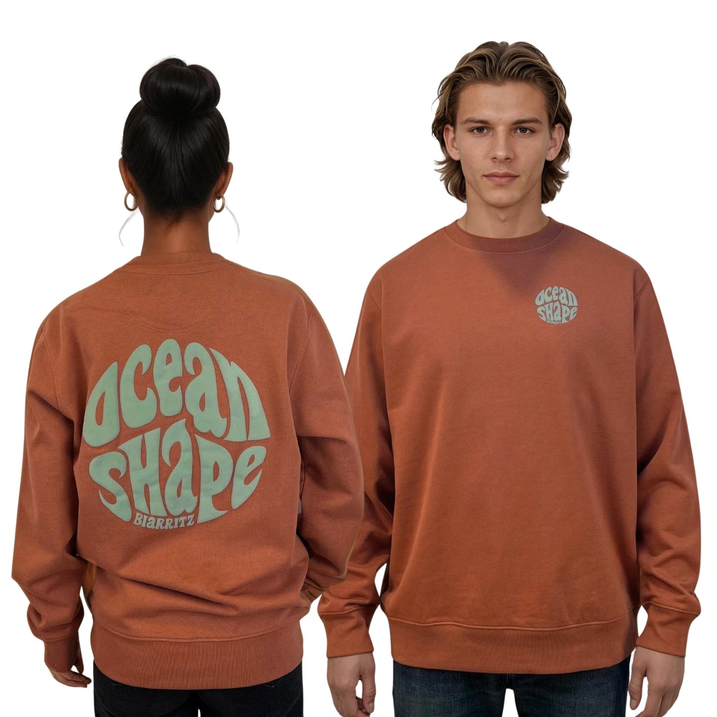 Sweat à col rond unisexe heritage brown, vu de face sur mannequin homme et de dos sur mannequin femme.
Devant : petit logo bubble "ocean shape biarritz" sauge sur la poitrine gauche.
Dos ; gros logo bubble "ocean shape biarritz" sauge