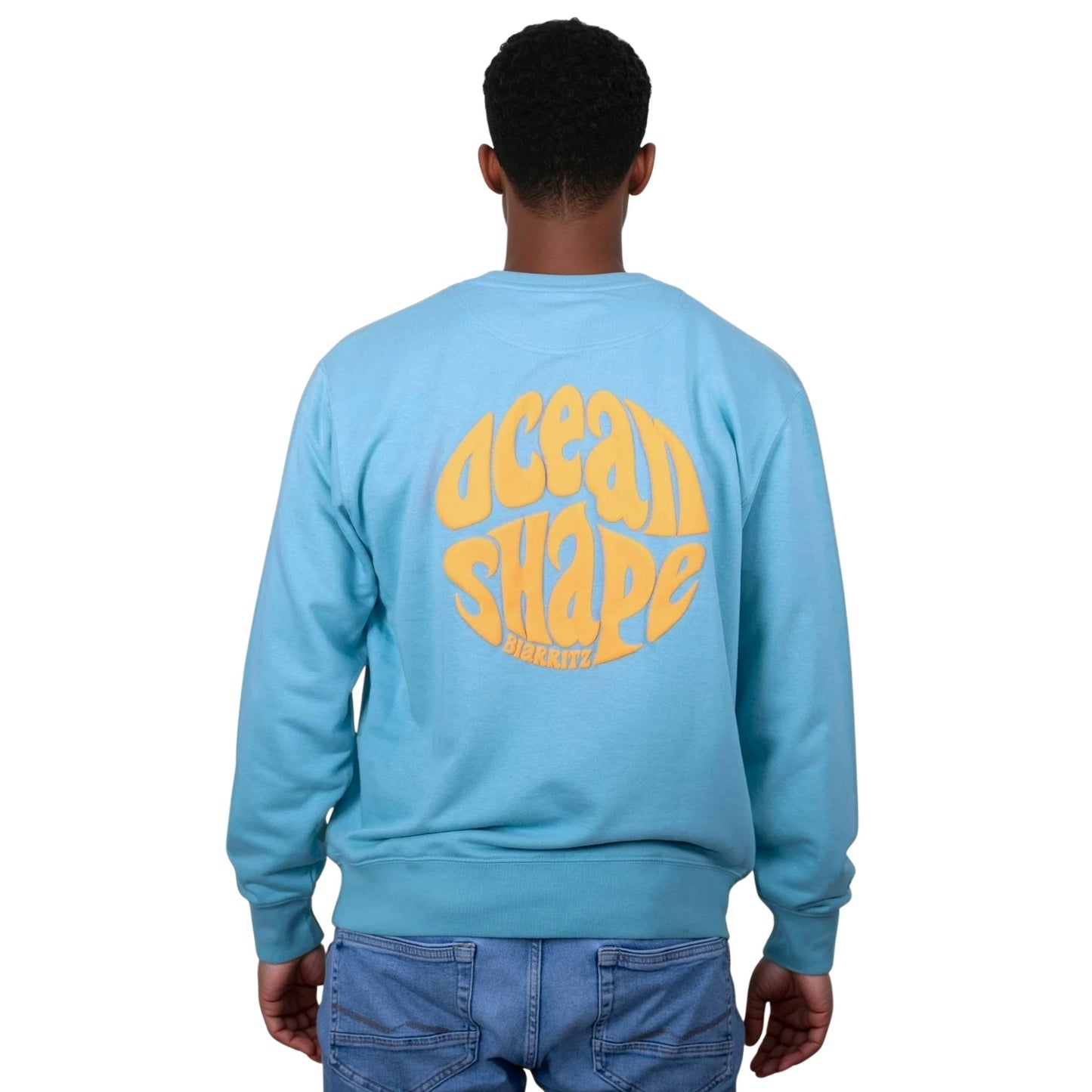 Sweat unisexe sans capuche Teal Monstera avec grand logo bubble "ocean shape biarritz" orange fluo dans le dos, vu de dos sur mannequin homme.