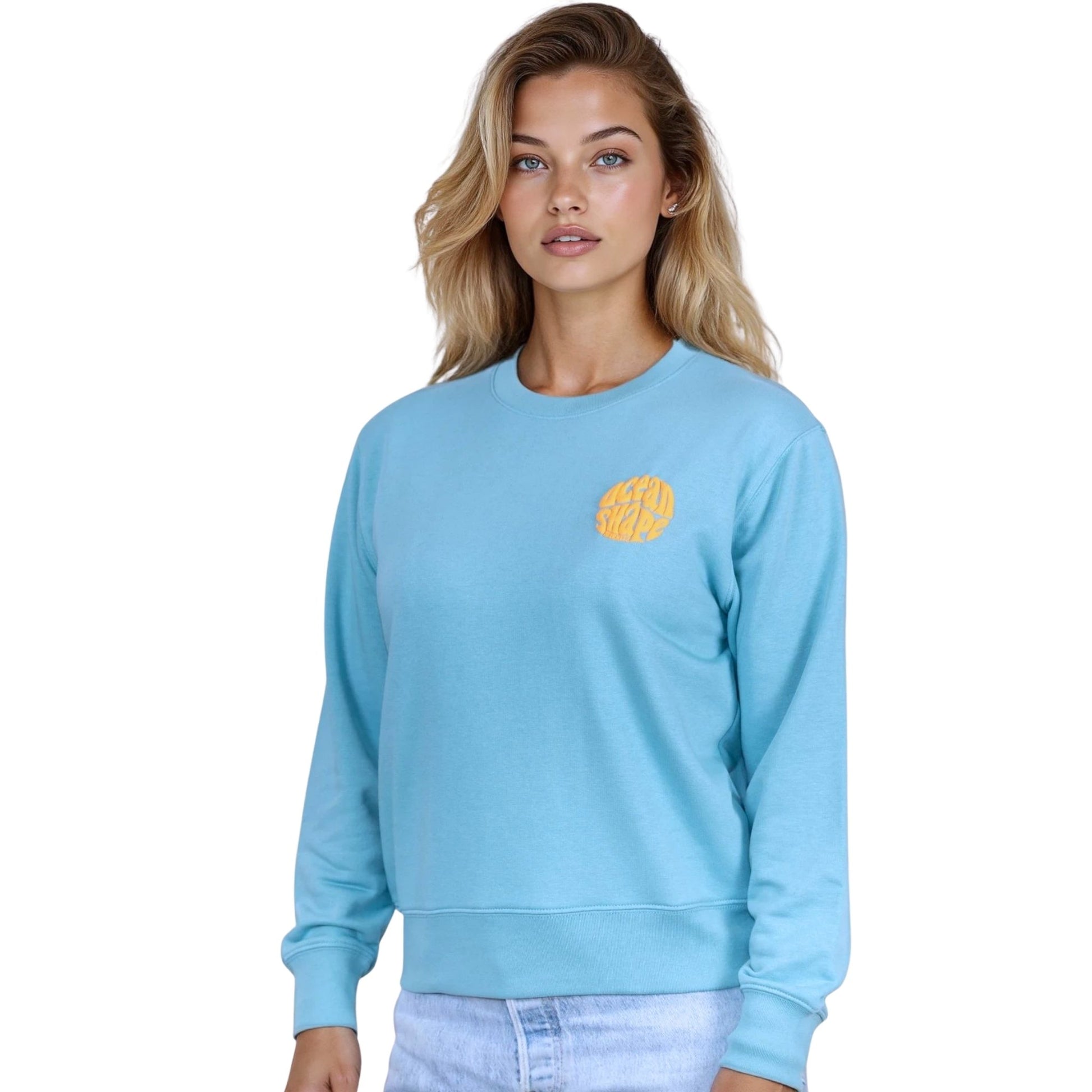 Sweat unisexe sans capuche Teal Monstera avec petit logo bubble "ocean shape biarritz" orange fluo sur la poitrine, vu de face sur mannequin femme.