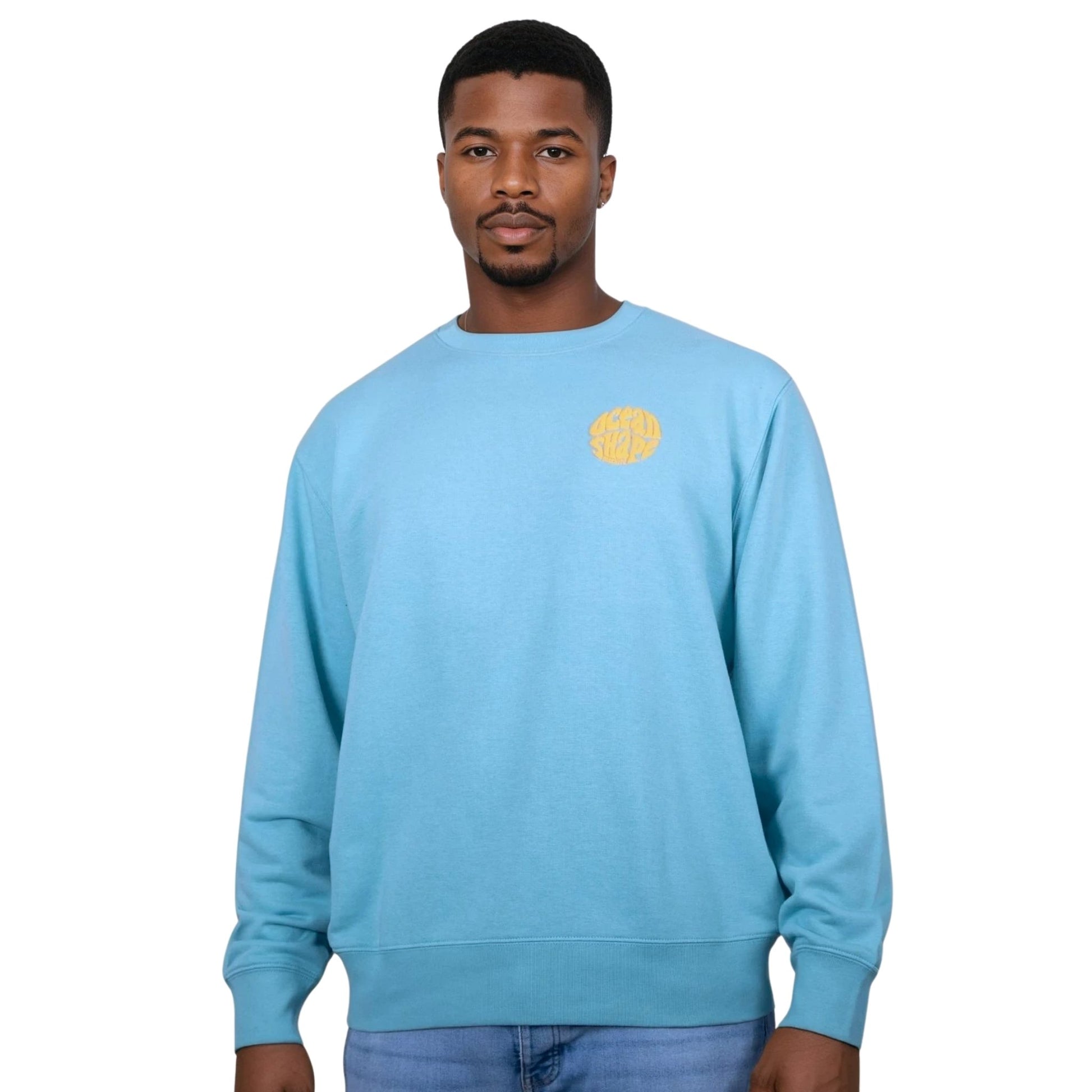 Sweat unisexe sans capuche Teal Monstera avec petit logo bubble "ocean shape biarritz" orange fluo sur la poitrine, vu de face sur mannequin homme.