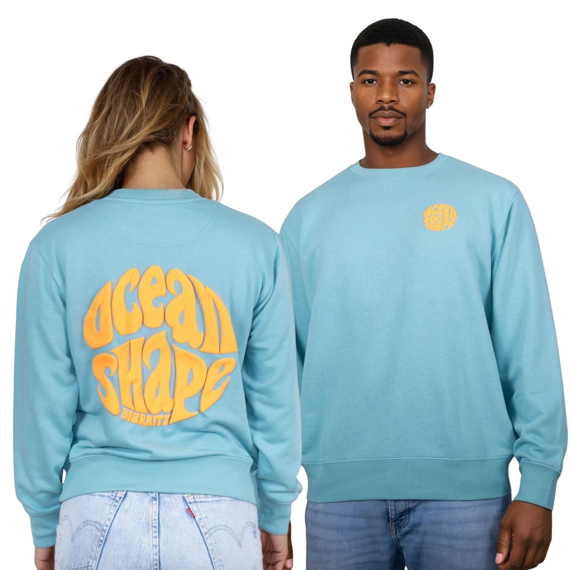 Sweat à col rond unisexe teal monstera, vu de face sur mannequin homme et de dos sur mannequin femme.
Devant : petit logo bubble "ocean shape biarritz" orange fluo sur la poitrine gauche.
Dos : gros logo bubble "ocean shape biarritz" orange fluo