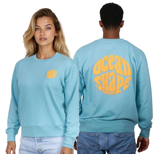 Sweat à cold round unisexe teal monstera, vu de face sur mannequin femme et de dos sur mannequin homme.
Devant : petit logo bubble "ocean shape biarritz" orange fluo sur la poitrine gauche.
Dos : gros logo bubble "ocean shape biarritz" orange fluo