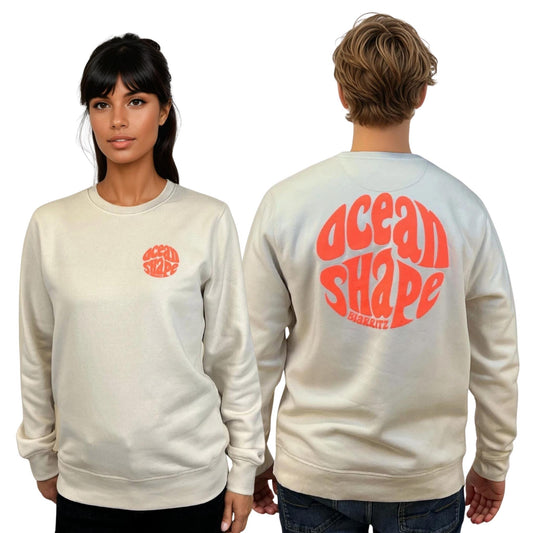 Sweat à cold round unisexe vintage white, vu de face sur mannequin femme et de dos sur mannequin homme.
Devant : petit logo bubble "ocean shape biarritz" corail sur la poitrine gauche.
Dos ; gros logo bubble "ocean shape biarritz" corail