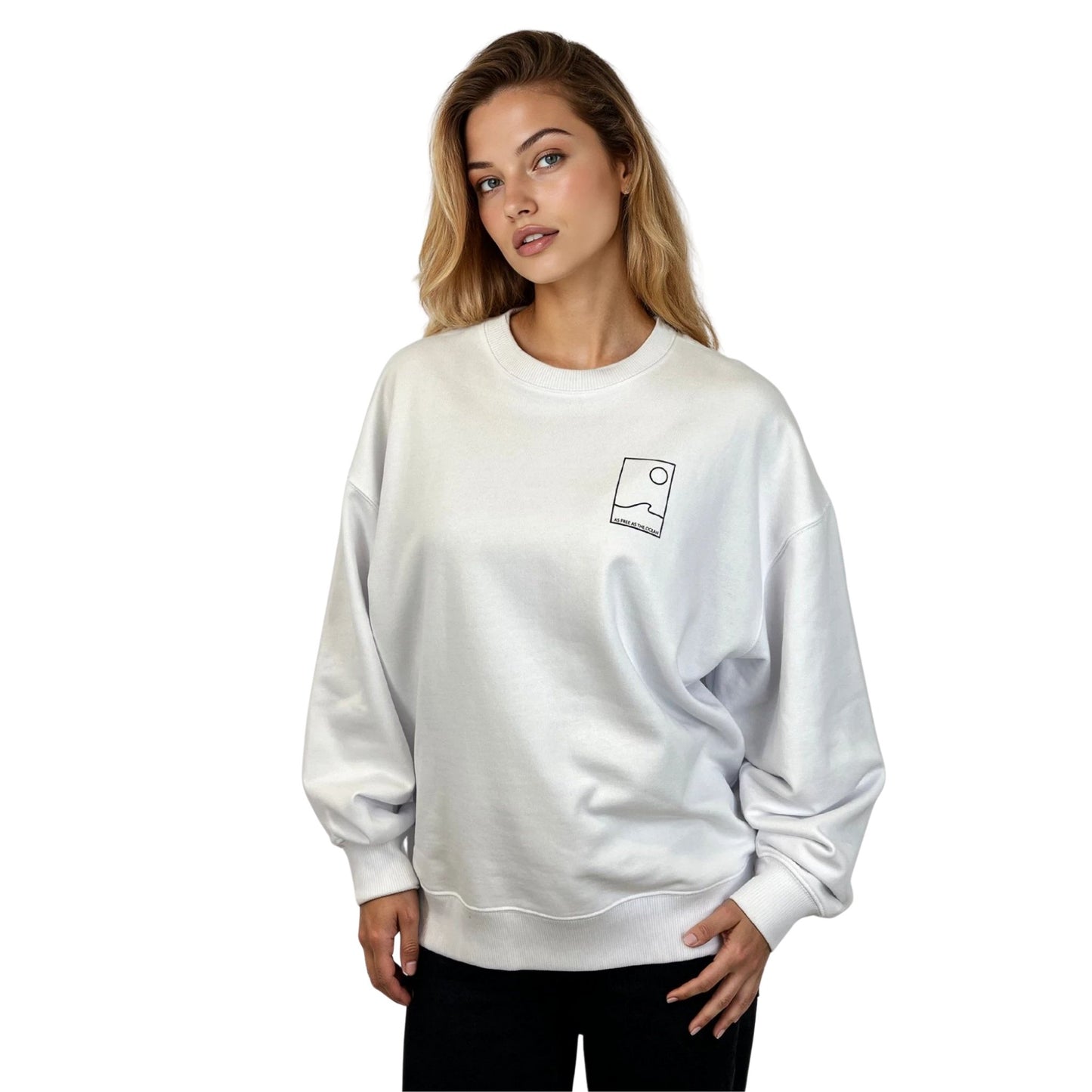 sweat à col rond unisexe Ocean Shape blanc, vu de face sur mannequin femme.
Devant : dessin minimaliste d'une vague et d'un soleil en ligne fine noir avec écriture "as free as the ocean". 