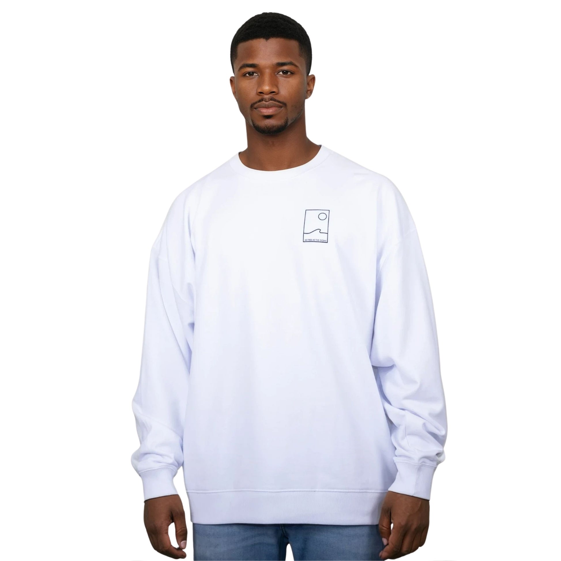 Sweat unisexe blanc en coton biologique avec petit encadré vague / soleil minimaliste + écriture "free as ocean" noir sur la poitrine, vu de face sur mannequin homme