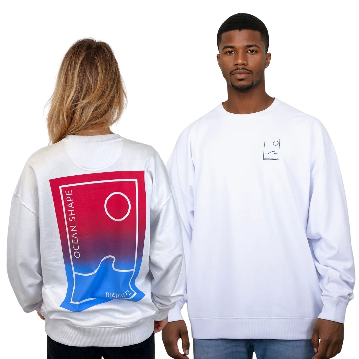 sweat à col rond unisexe Ocean Shape blanc, vu de face sur mannequin femme et de dos sur mannequin homme.
Devant : dessin minimaliste d'une vague et d'un soleil en ligne fine noir avec écriture "as free as the ocean". 
Dos : même dessin en plus gros en dégradé rose et bleu avec écriture "ocean shape biarritz".