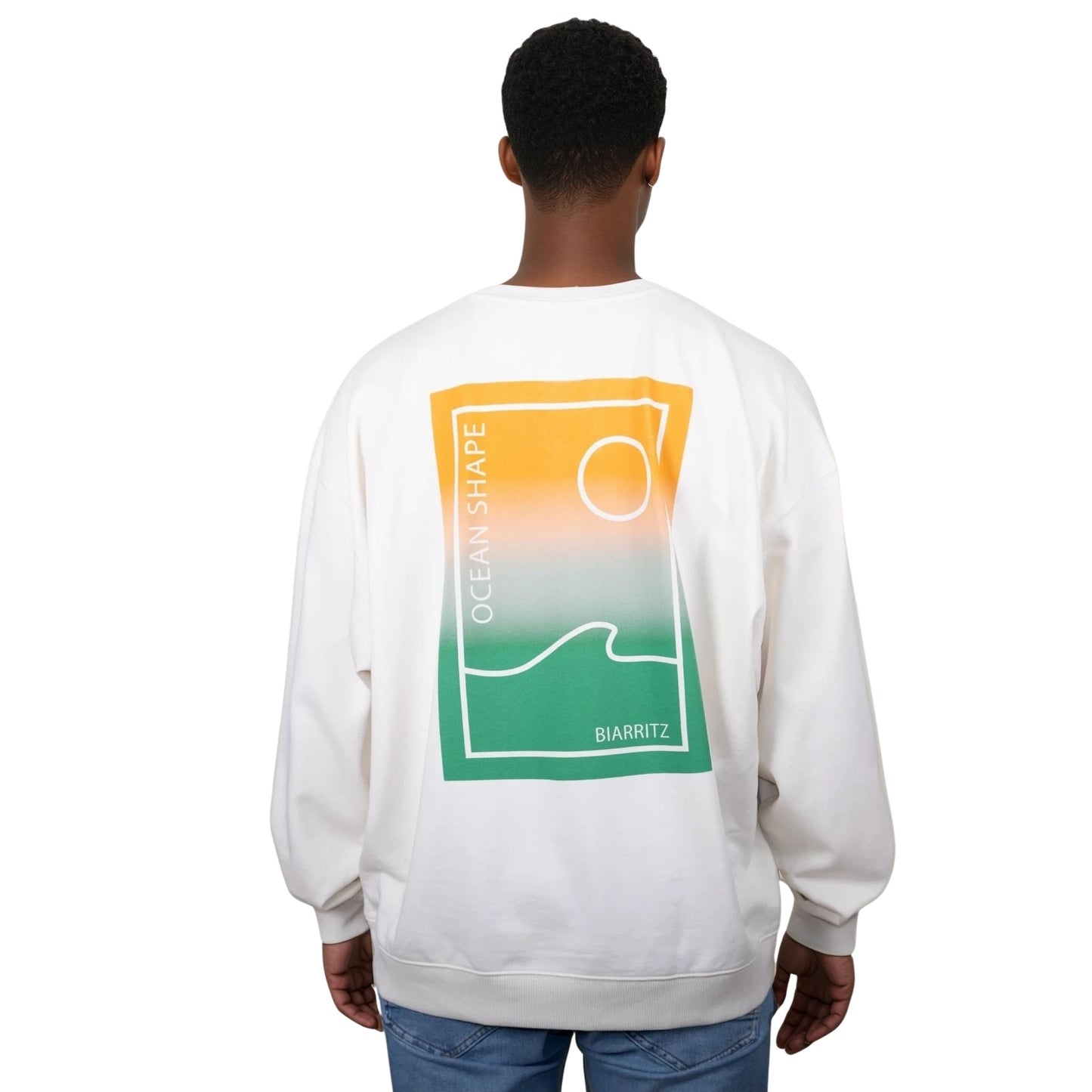 Sweat unisexe blanc en coton biologique avec grand encadré vague / soleil minimaliste dégradé jaune et vert + écriture "ocean shape Biarritz" dans le dos, vu de dos sur mannequin homme