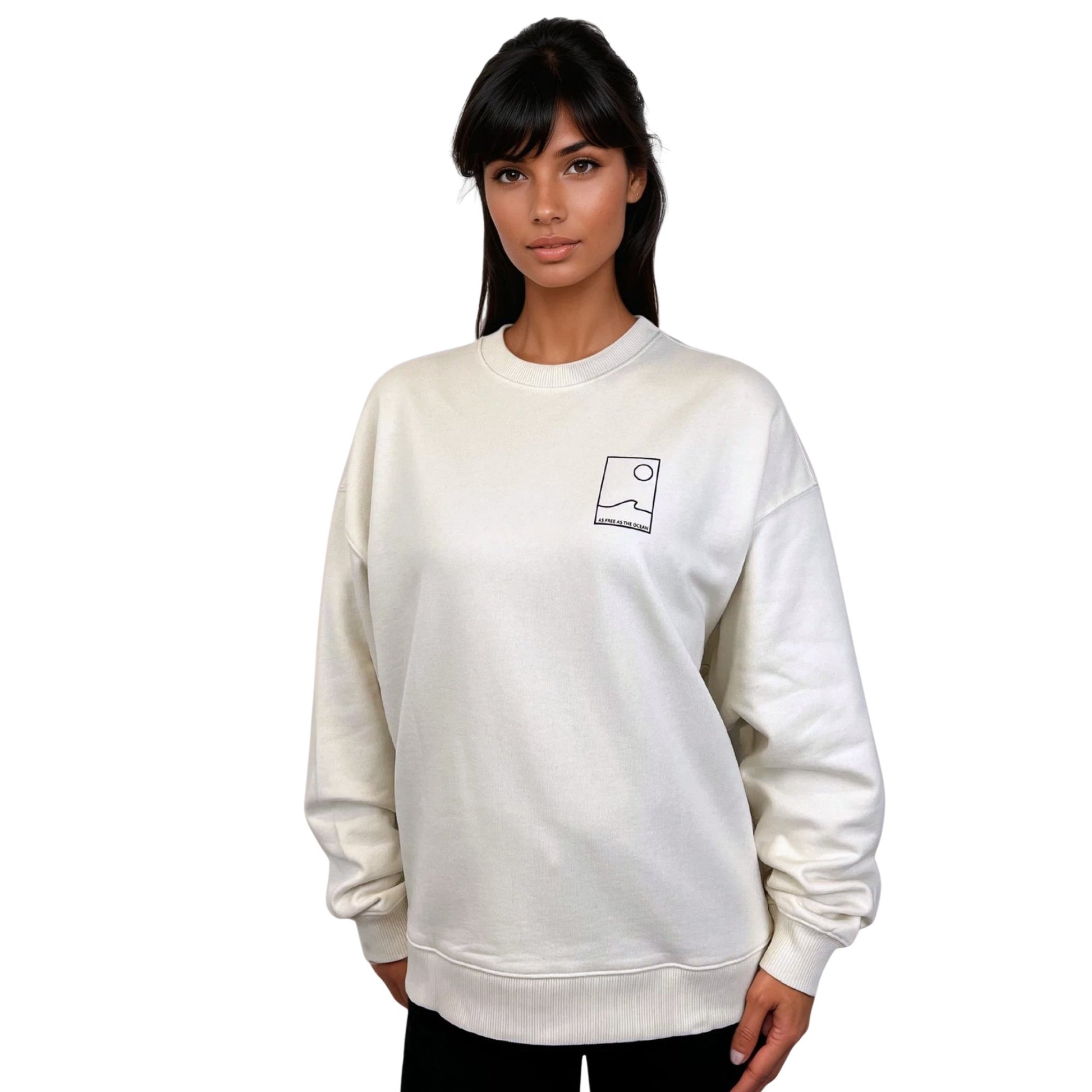 sweat à col rond unisexe ocean shape avec une vue sur un mannequin femme, de couleur écru avec petit motif minimaliste d'une vague et d'un soleil en noir, sur la poitrine. 