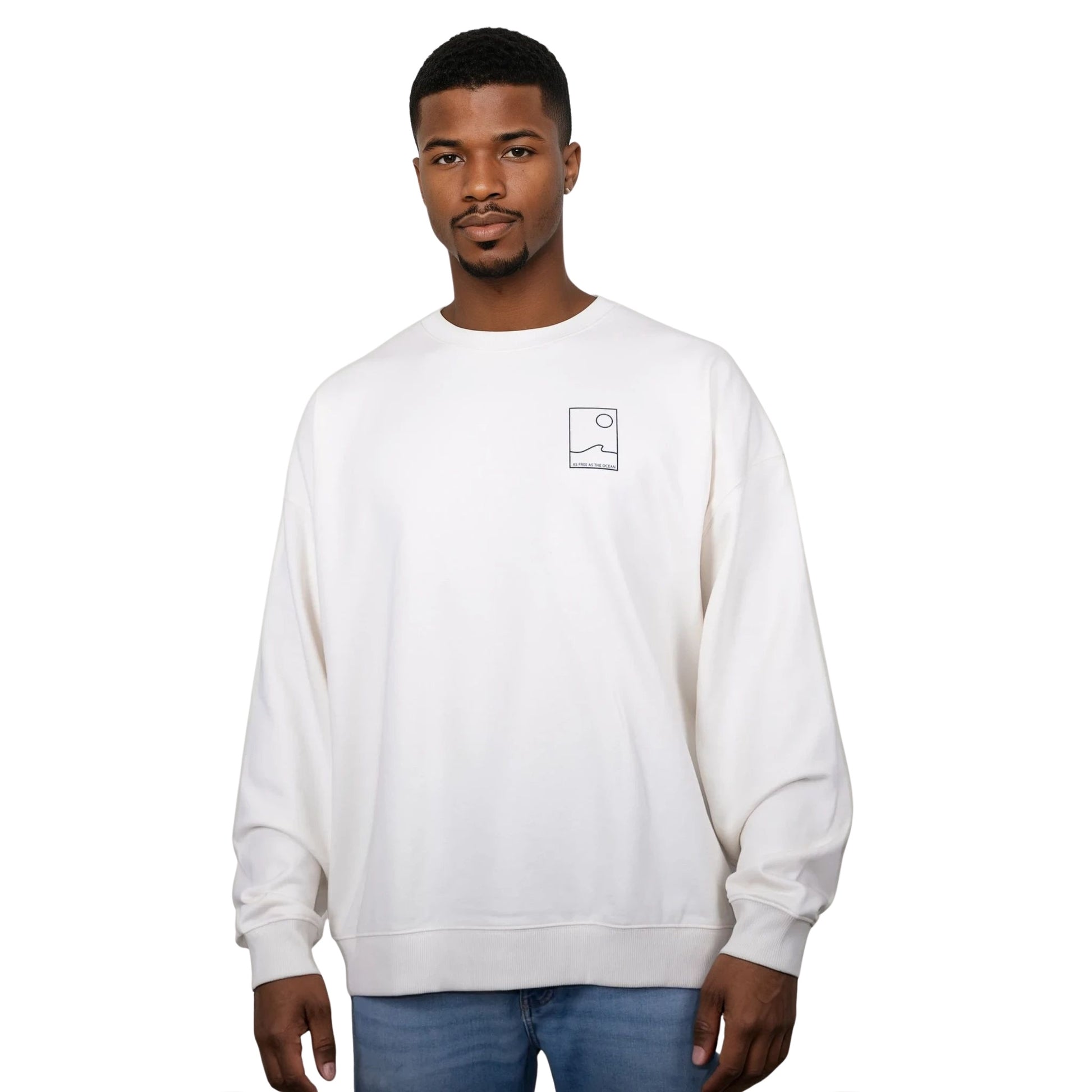 Sweat unisexe blanc en coton biologique avec petit encadré vague / soleil minimaliste + écriture "free as ocean" noir sur la poitrine, vu de face sur mannequin homme