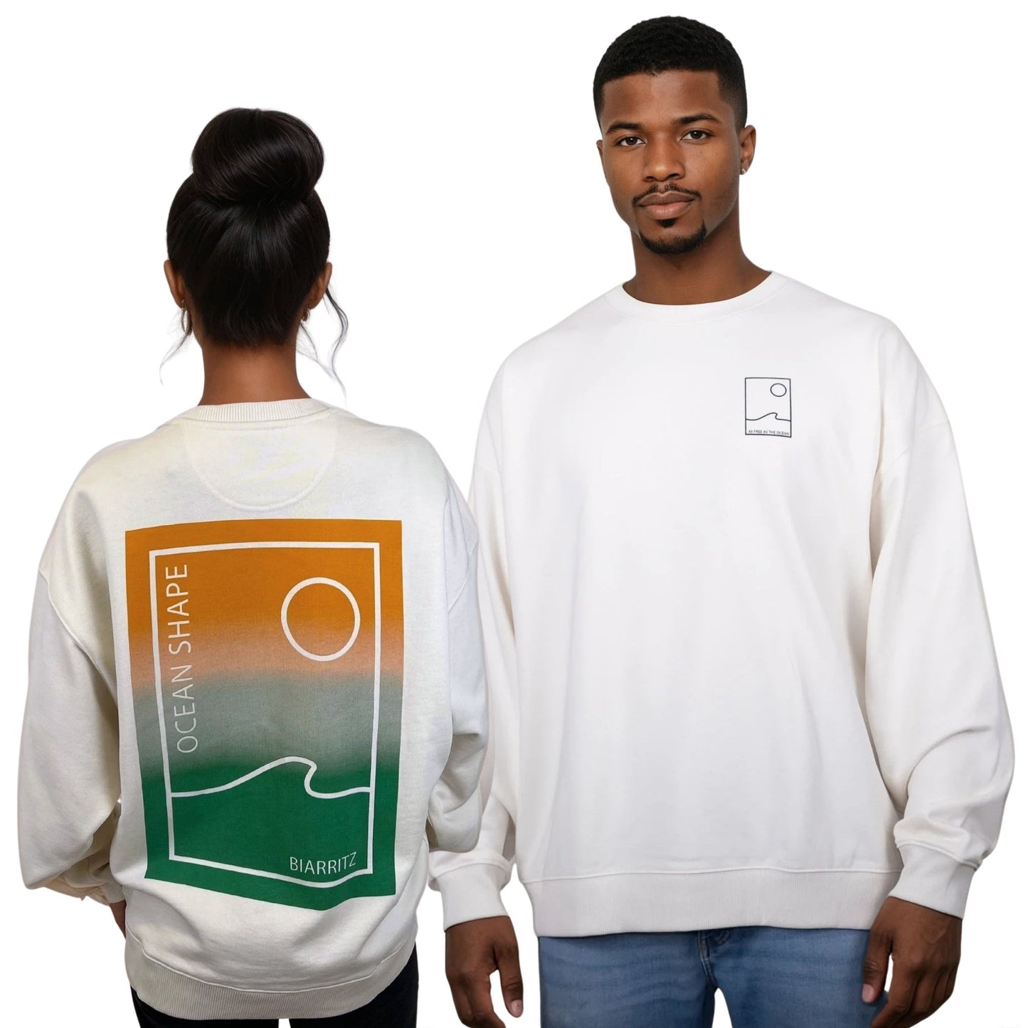 sweat à col rond unisexe de la marque "OceanShape" de couleur écru, avec un mannequin femme de dos et un mannequin homme de face.
Devant : même motif que devant mais en grand et en couleurs dégradées de vert et jaune, avec les écritures "ocean shape biarritz".
Derrière : petit motif minimaliste d'une vague et d'un soleil en noir avec écriture "as free as the ocean".