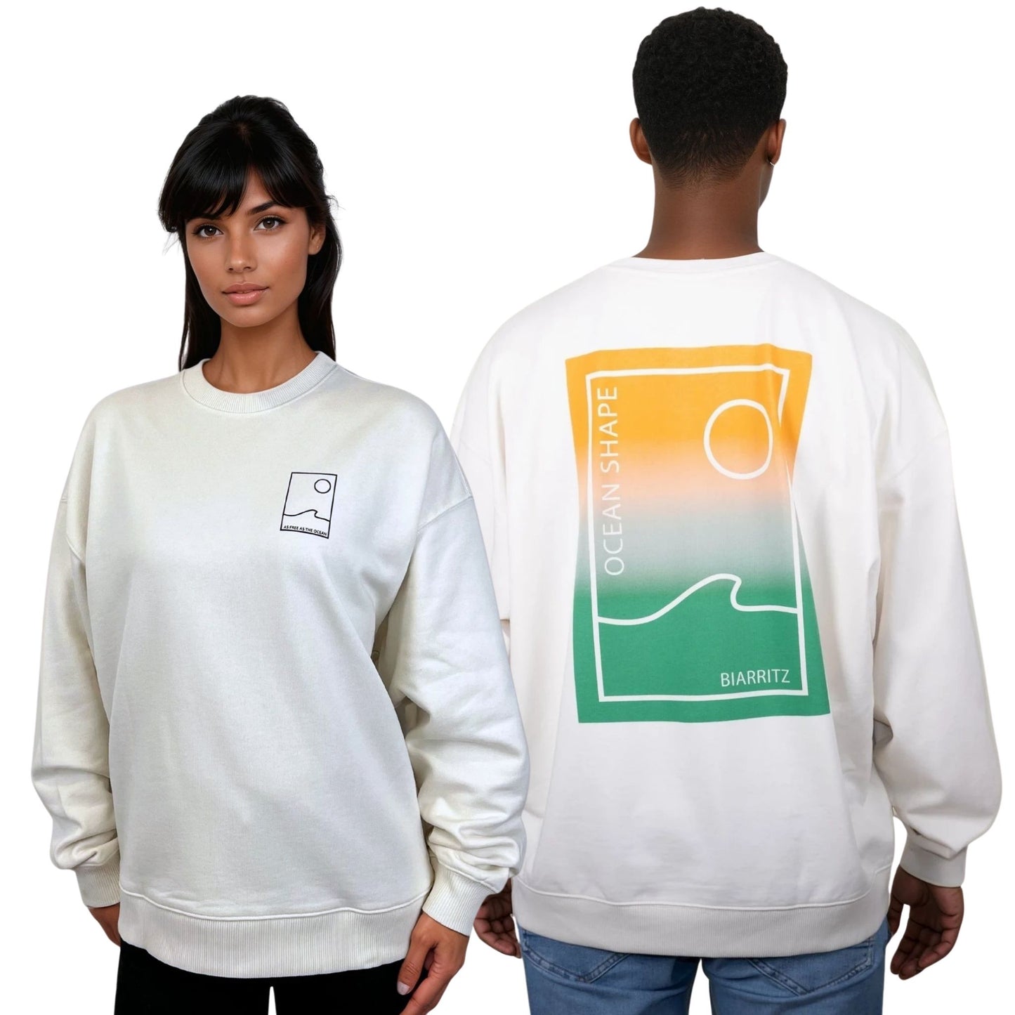 sweat à col rond unisexe de la marque "OceanShape" de couleur écru, avec un mannequin femme de face et un mannequin homme de dos.
Devant : petit motif minimaliste d'une vague et d'un soleil en noir avec écriture "as free as the ocean".
Derrière : même motif que devant mais en grand et en couleurs dégradées de vert et jaune, avec les écritures "ocean shape biarritz".