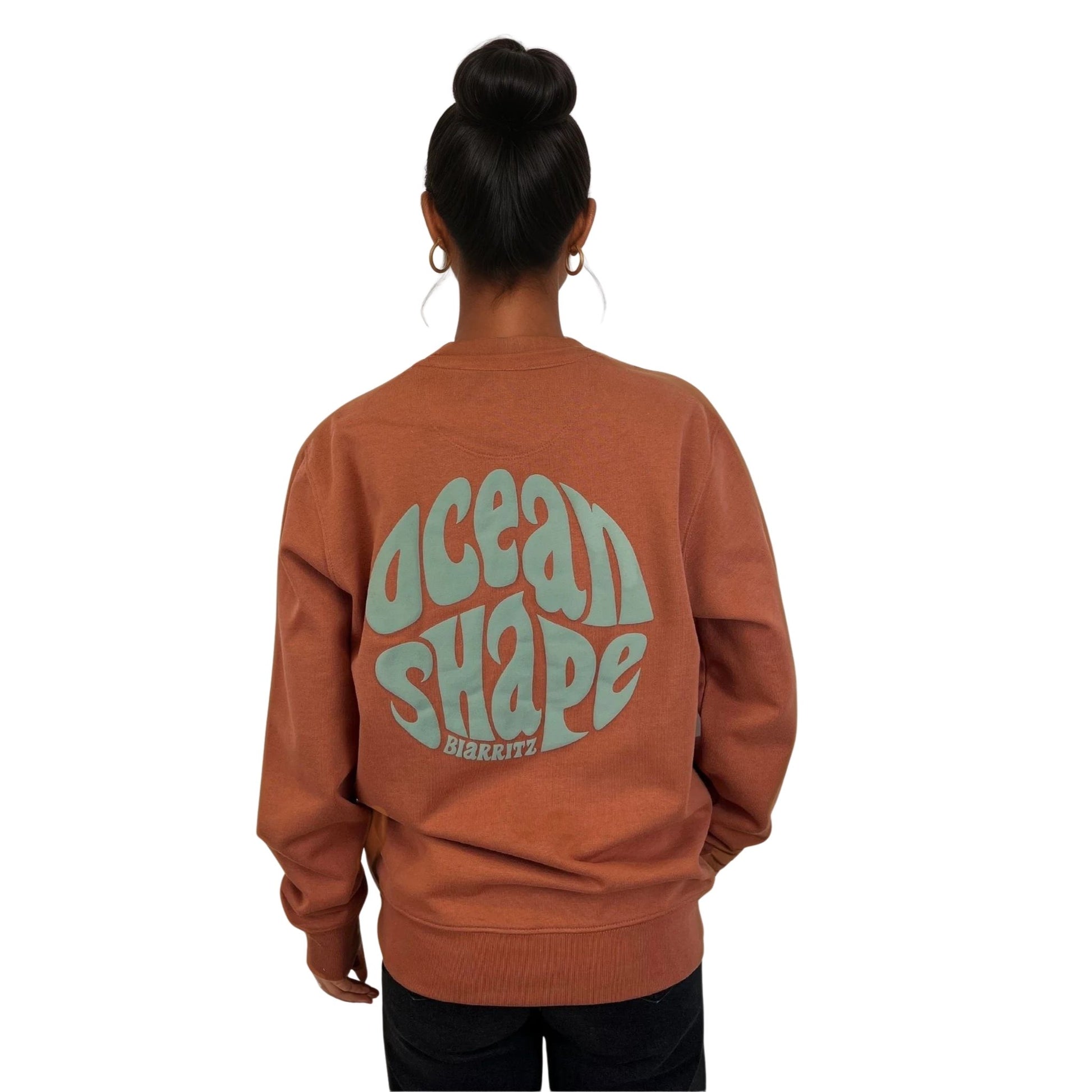 Sweat à col rond unisexe ocean shape couleur sauge, vu de face sur mannequin femme et de dos sur mannequin homme.
Dos ; gros logo bubble "ocean shape biarritz" sauge