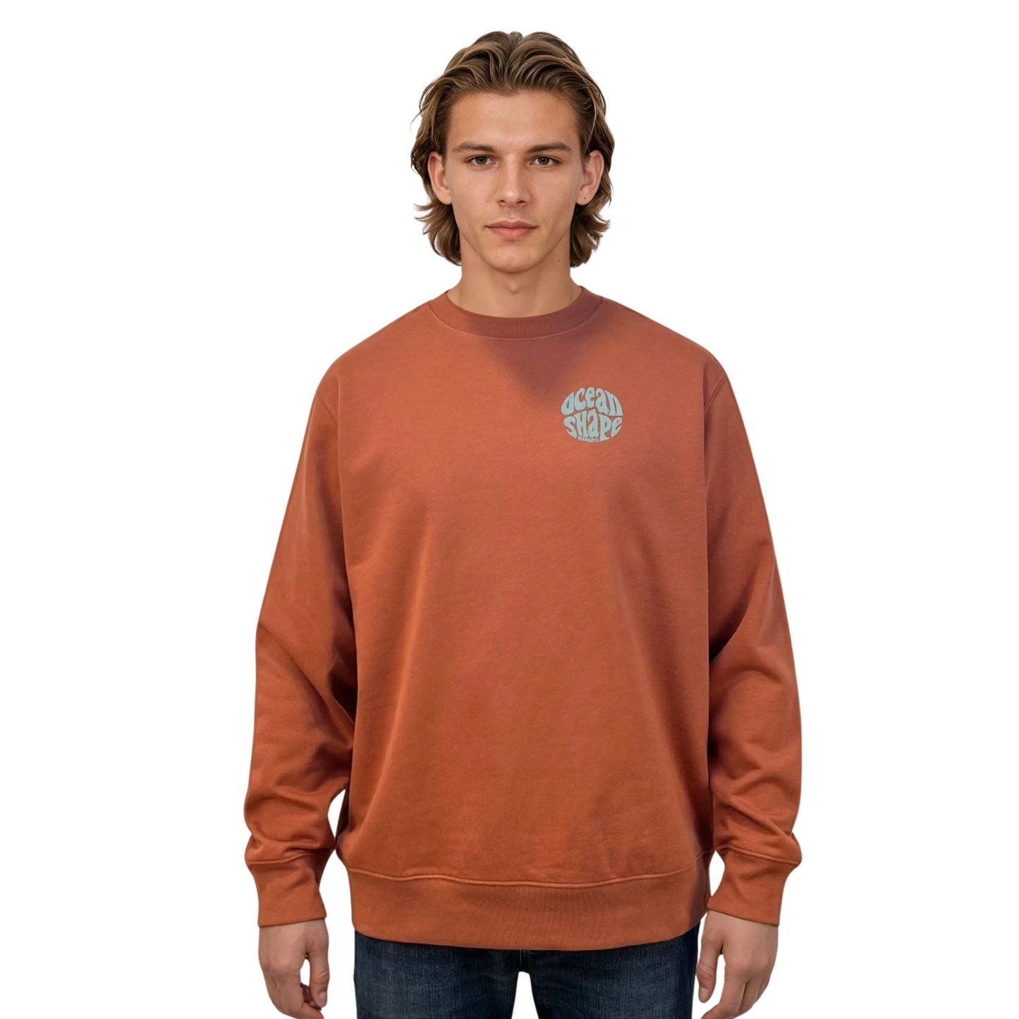 Sweat à col rond unisexe heritage brown, vu de face sur mannequin homme.
Devant : petit logo bubble "ocean shape biarritz" sauge sur la poitrine gauche.