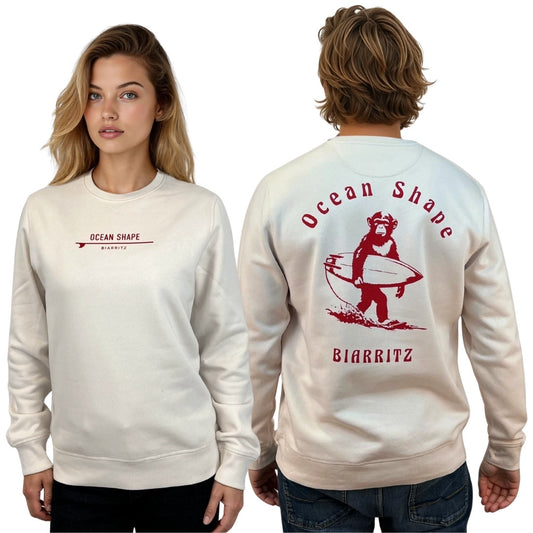 Sweat à col rond OceanShape unisexe de couleur crème, vu de face sur mannequin femme et de dos sur mannequin homme.
Devant : écriture "ocean shape biarritz" et un planche de surf en rouge
Dos : écriture "ocean shape biarritz" et illustration d'un singe qui porte sa planche de surf en rouge.
Style casual et surf, inspiré de la côte basque.