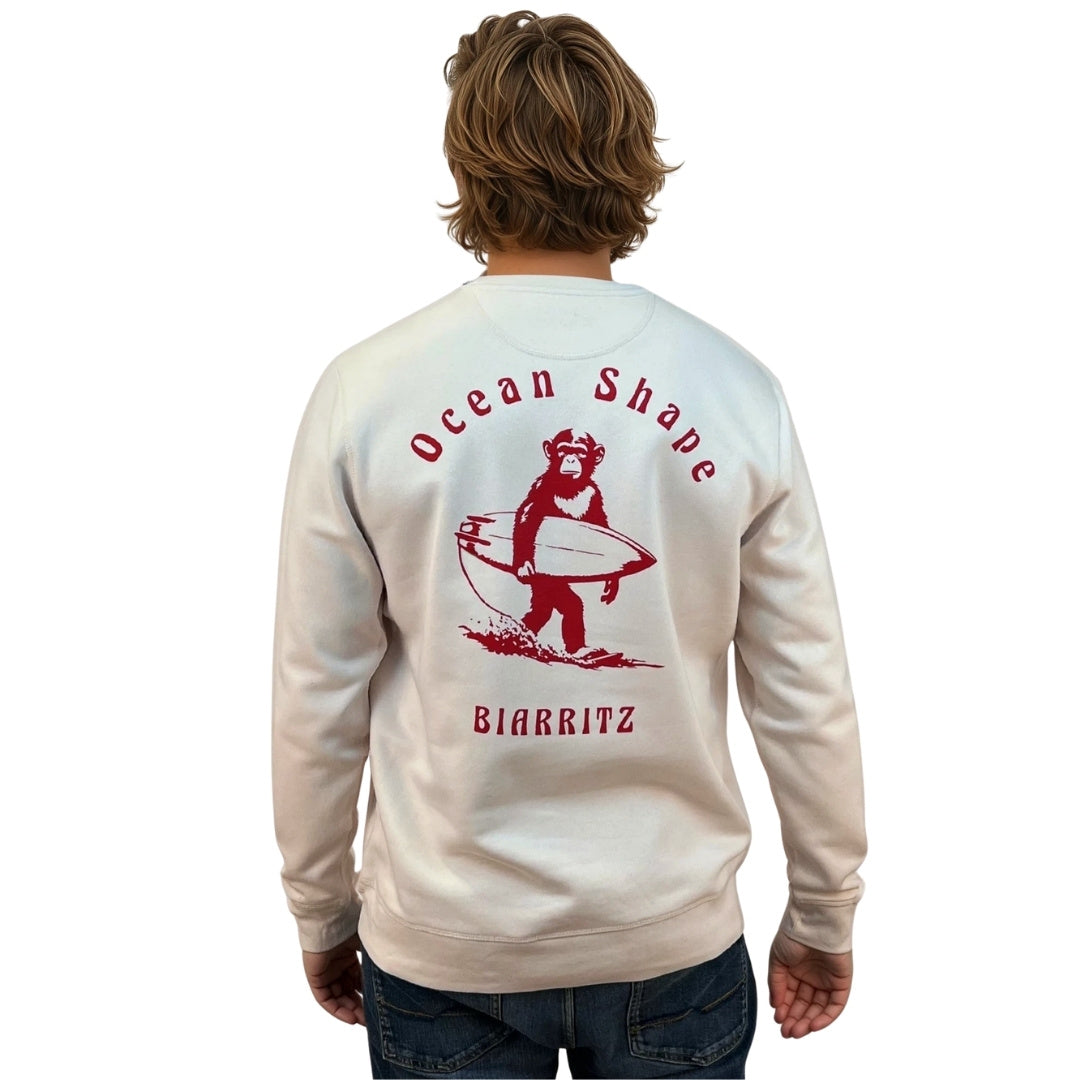 Sweat à col rond unisexe OceanShape en coton biologique de couleur crème avec petite signature "ocean shape Biarritz" sur surf rouge sur la poitrine, vu de dos sur mannequin homme.