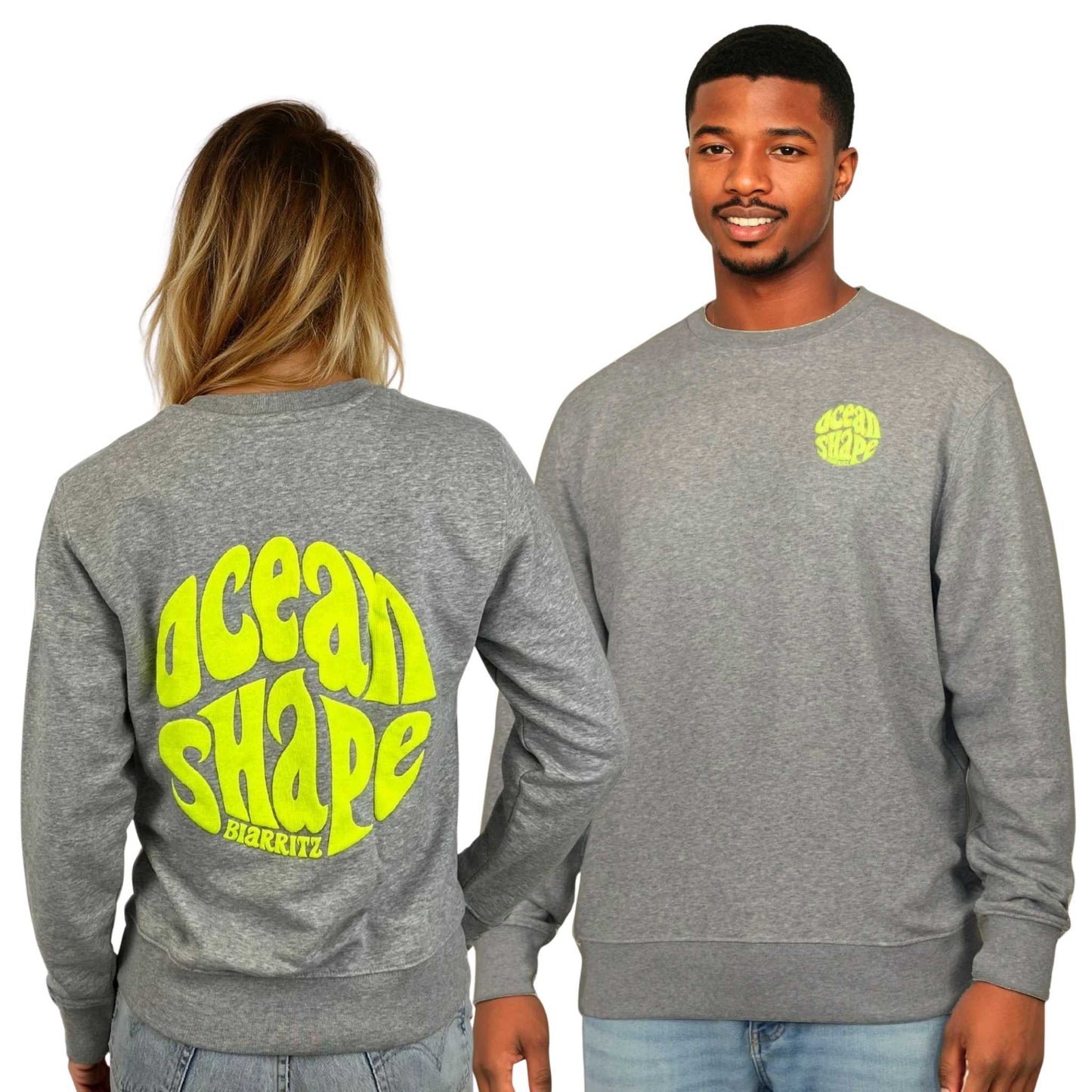 Sweat à col rond unisexe gris ocean shape, vu de face sur mannequin femme et de dos sur mannequin homme.
Devant : petit logo bubble "ocean shape biarritz" jaune fluo sur la poitrine gauche.
Dos ; gros logo bubble "ocean shape biarritz" jaune fluo