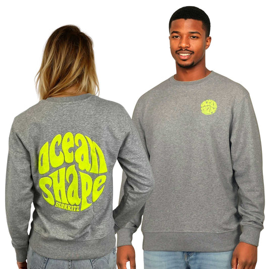 Sweat à cold round unisexe eco-heather, vu de face sur mannequin femme et de dos sur mannequin homme.
Devant : petit logo bubble "ocean shape biarritz" jaune fluo sur la poitrine gauche.
Dos ; gros logo bubble "ocean shape biarritz" jaune fluo