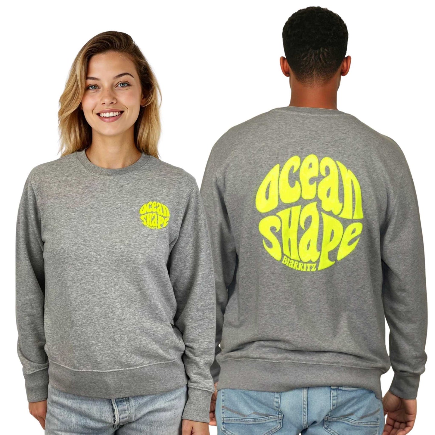 Sweat à col rond unisexe gris ocean shape, vu de face sur mannequin femme et de dos sur mannequin homme.
Devant : petit logo bubble "ocean shape biarritz" jaune fluo sur la poitrine gauche.
Dos ; gros logo bubble "ocean shape biarritz" jaune fluo