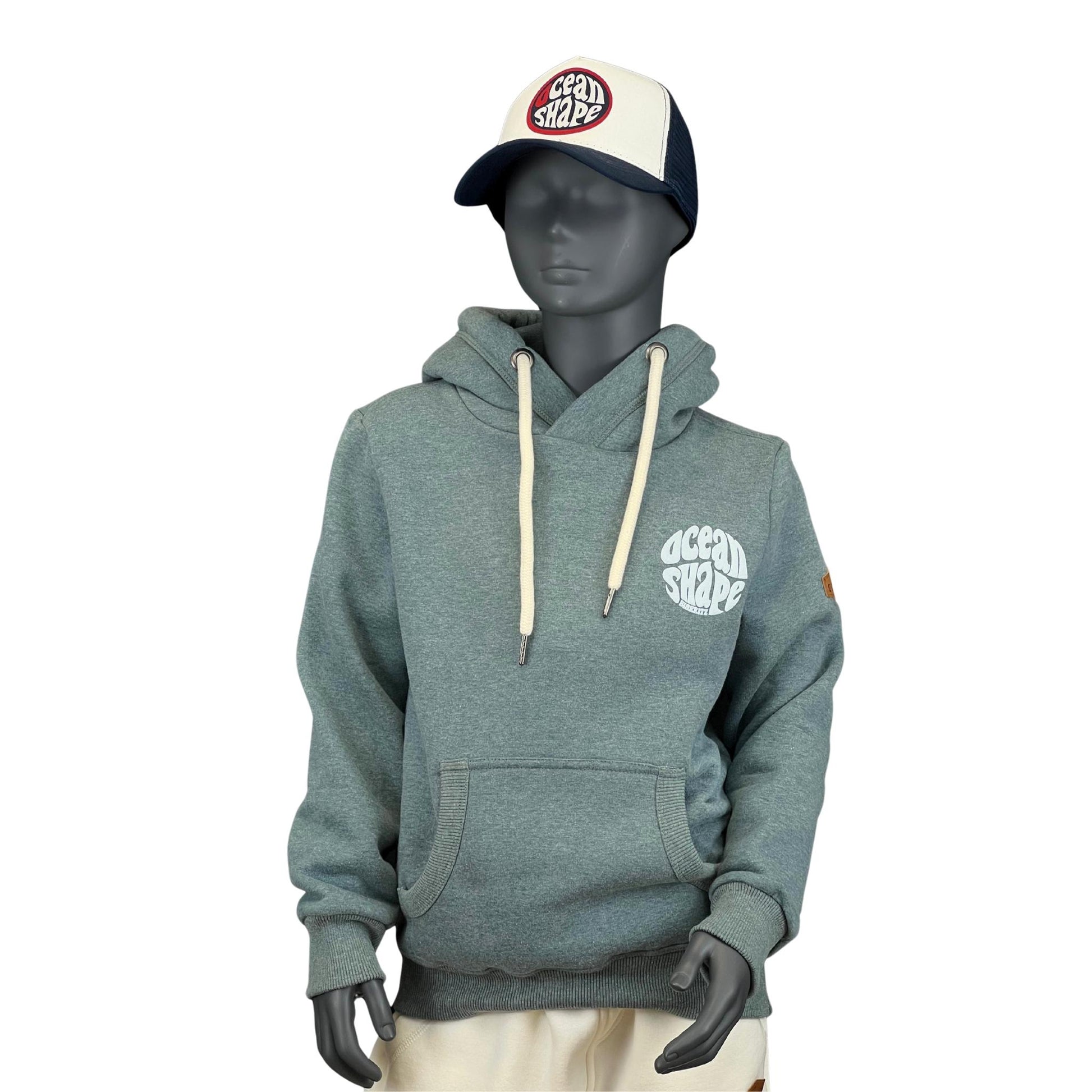 sweat à capuche unisexe enfant de couleur émeraude, vu sur un mannequin enfant de face.
Devant : logo ocean shape Biarritz en bubble en relief et une poche kangourou.
Le mannequin porte également une casquette.