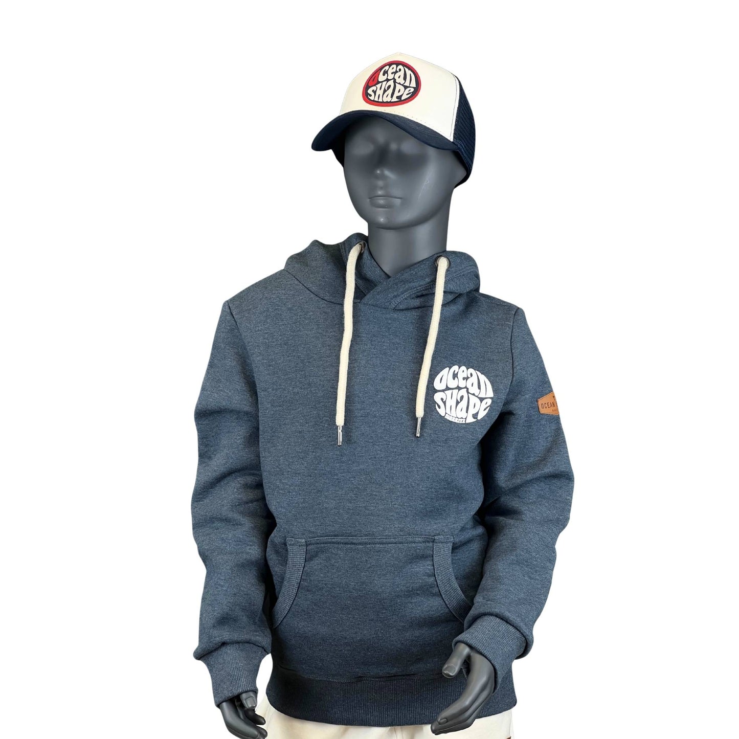 sweat à capuche unisexe enfant de couleur bleu océan, vu sur un mannequin enfant de face.
Devant : logo ocean shape Biarritz en bubble en relief et une poche kangourou.
Le mannequin porte également une casquette.