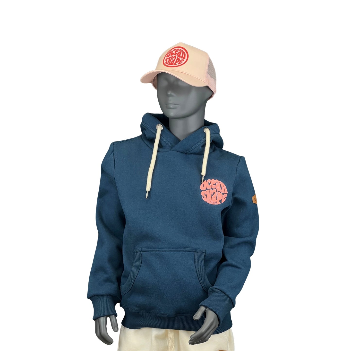 sweat à capuche unisexe enfant de couleur bleu peacock et rose pâle en coton biologique, sur un mannequin enfant de face.
Devant : logo rose pale bubble "ocean shape biarritz" en relief 