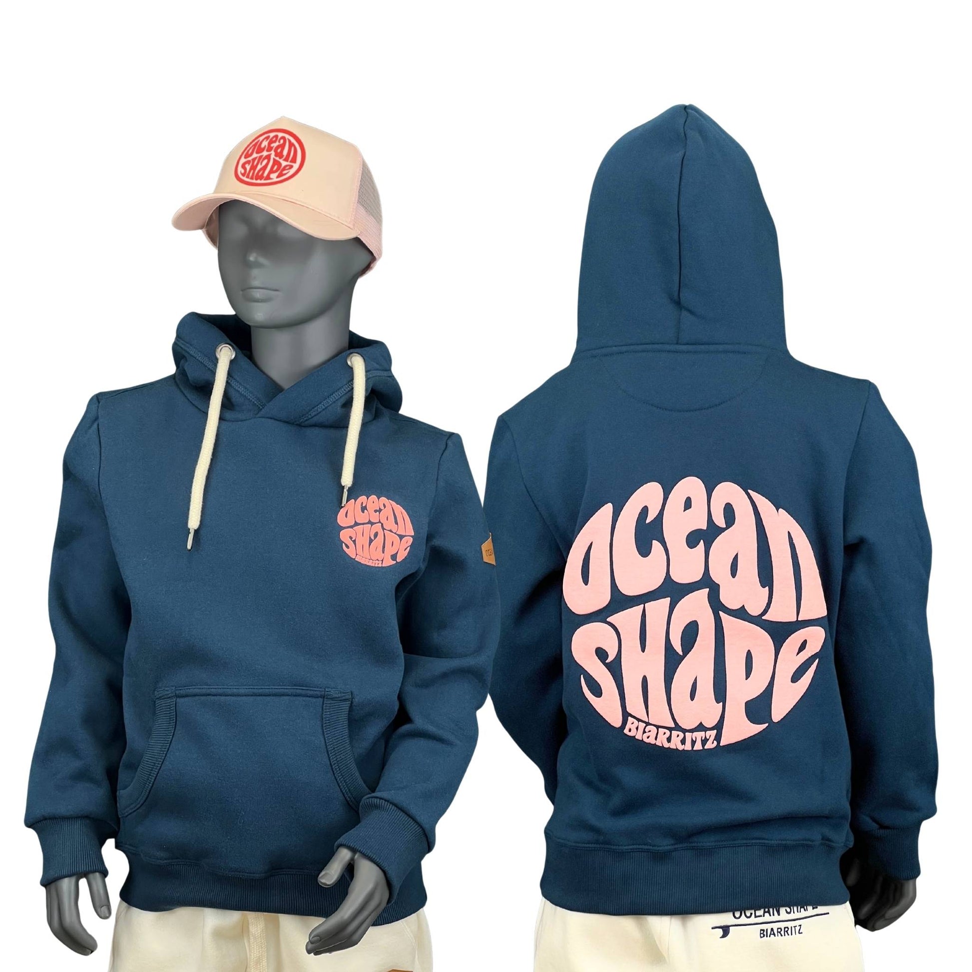 sweat à capuche unisexe enfant de couleur bleu peacock et rose pâle en coton biologique, sur un mannequin enfant de face et de dos.
Devant : logo rose pale bubble "ocean shape biarritz" en relief 
Dos : grand logo au milieu du dos