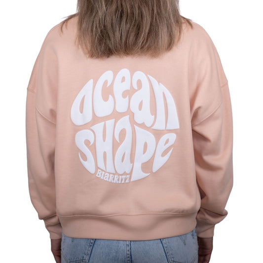 Sweat femme sans capuche Fraîche Pêche avec grand logo bubble "ocean shape biarritz" blanc dans le dos, vu de dos sur mannequin femme.