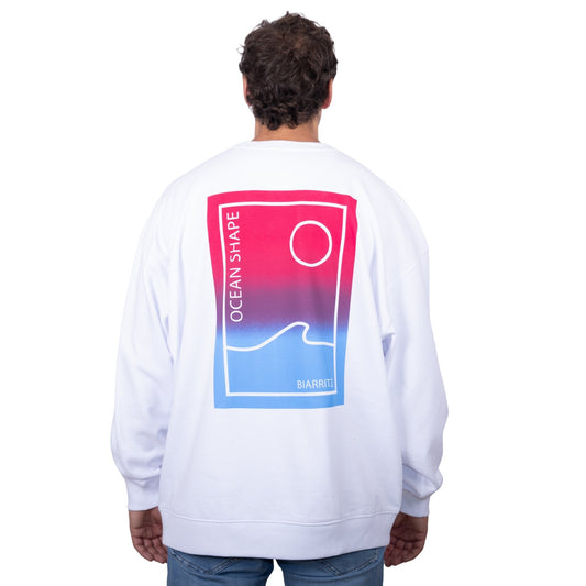 Sweat unisexe blanc en coton biologique avec grand encadré vague  / soleil minimaliste dégradé rose et bleu + écriture "ocean shape Biarritz" dans le dos, vu de dos sur mannequin homme