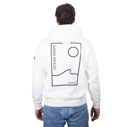 Sweat unisexe à capuche écru avec grand encadré vague / soleil minimaliste + écriture "Ocean Shape Biarritz" noir dans le dos, vu de dos sur mannequin homme