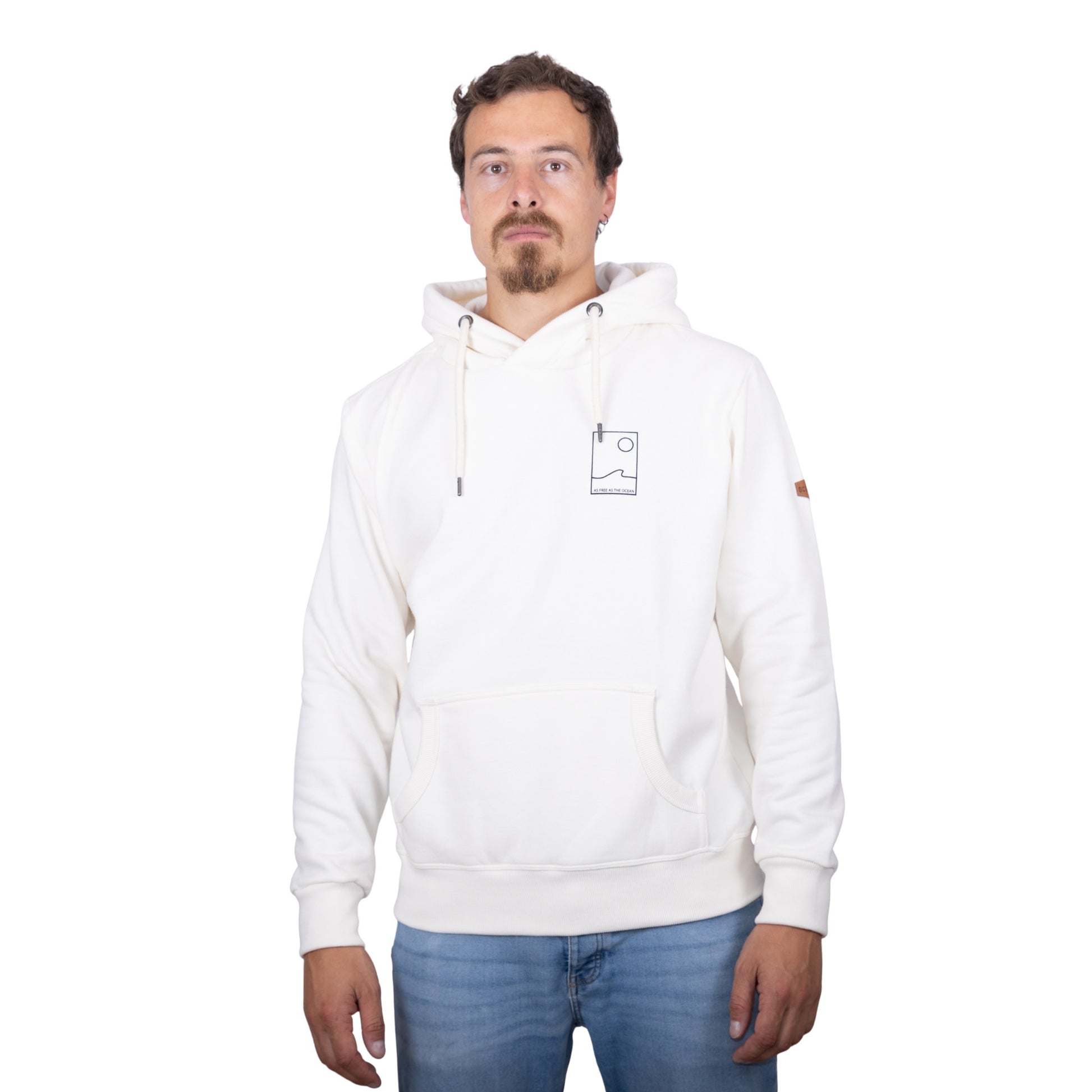 Sweat unisexe à capuche écru avec petit encadré vague / soleil minimaliste + écriture "free as ocean" noir sur la poitrine, vu de face sur mannequin homme
