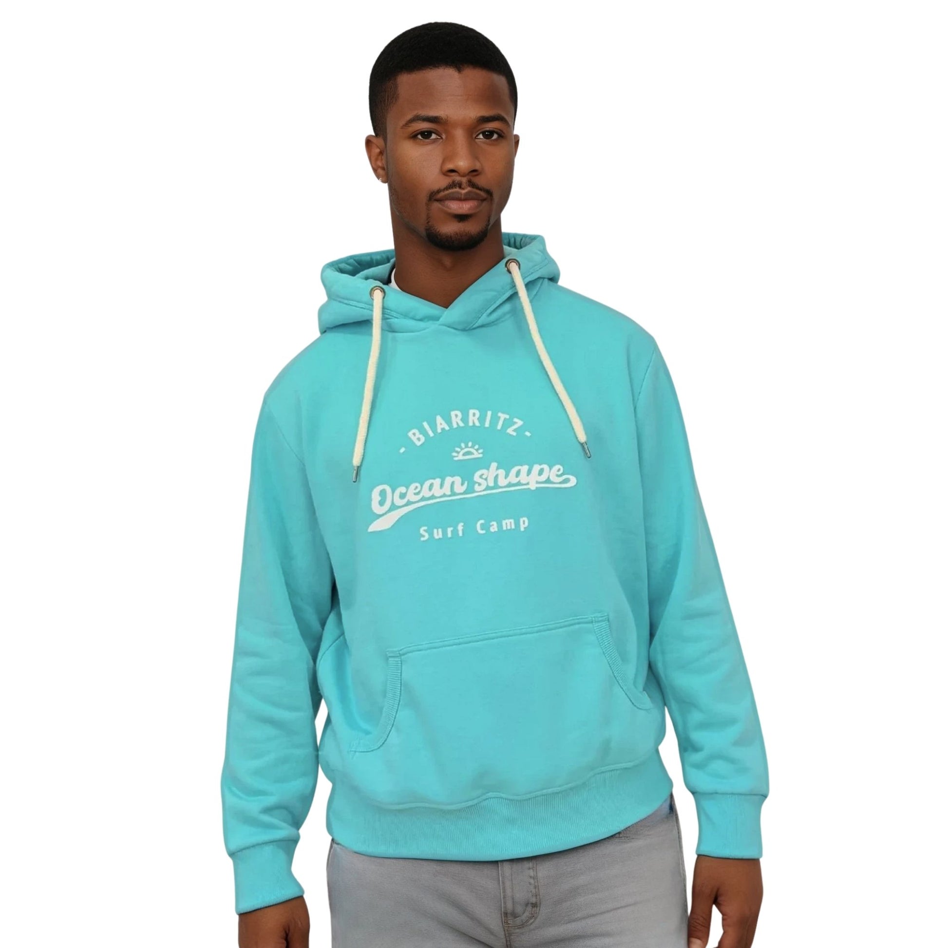 Sweat à capuche ocean shape en coton biologique turquoise avec écriture "Biarritz, ocean shape, surf camp" en encre gonflante blanche sur la poitrine, vu de face sur mannequin homme