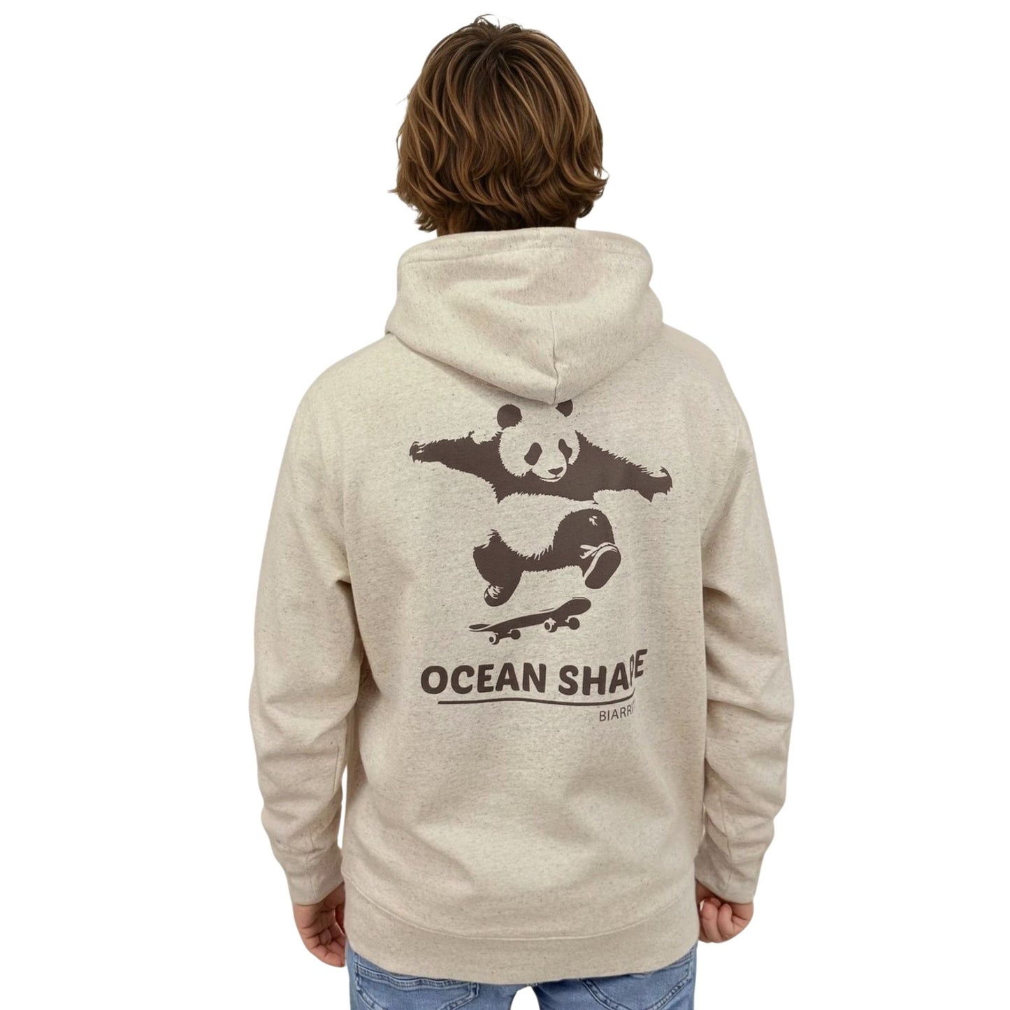 Sweat à capuche unisexe beige chiné.
Vu de dos sur mannequin homme. Logo du panda faisant du skate et "ocean shape Biarritz" en gros et de couleur marron.