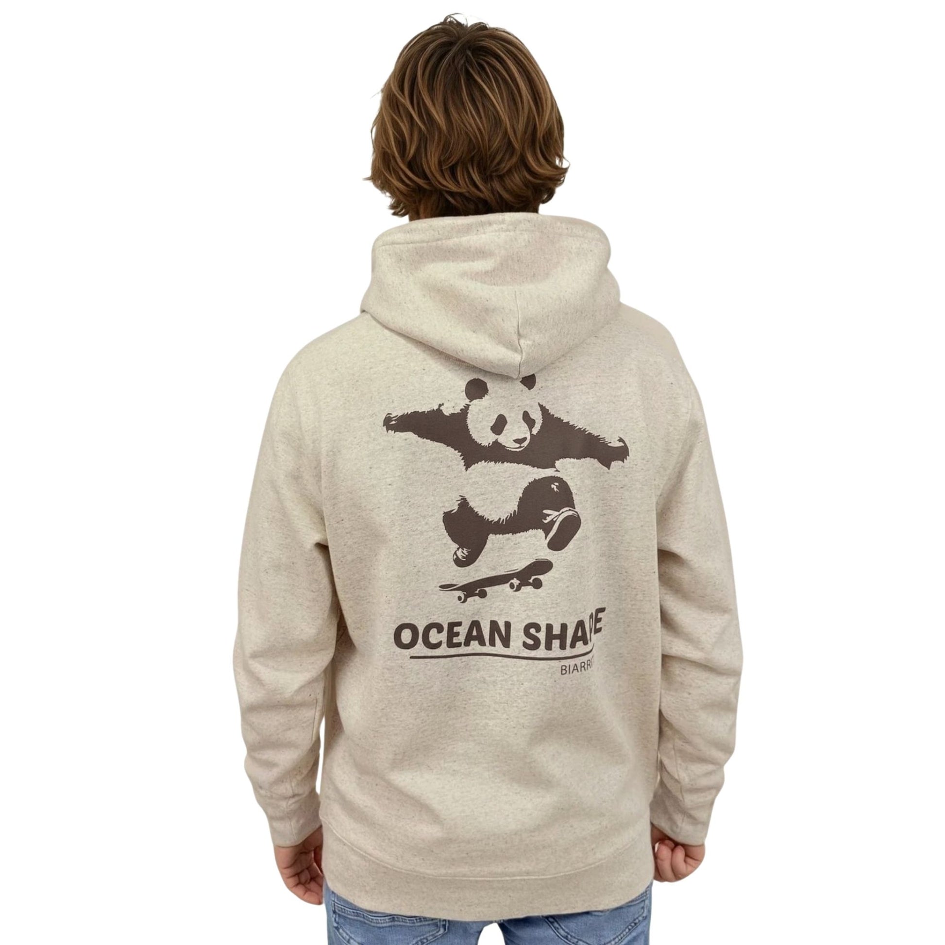 Sweat à capuche unisexe beige chiné.
Vu de dos sur mannequin homme. Logo du panda faisant du skate et "ocean shape Biarritz" en gros et de couleur marron.