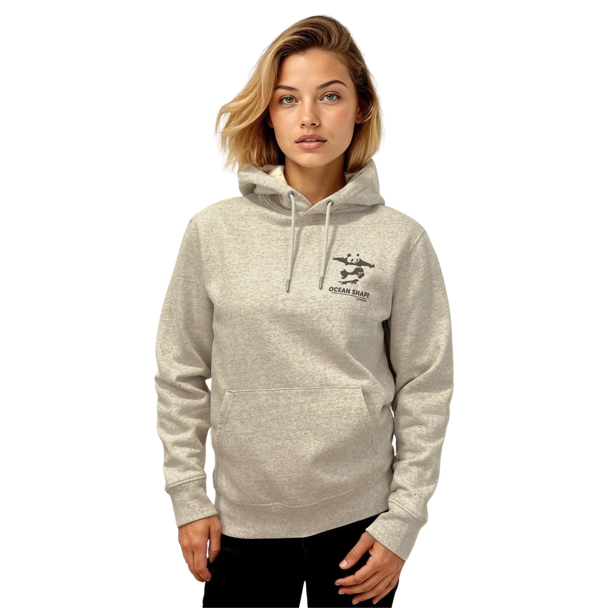 Sweat à capuche unisexe beige chiné.
Vu de face sur mannequin femme. Logo du panda faisant du skate et "ocean shape Biarritz" de couleur marron en dessous.