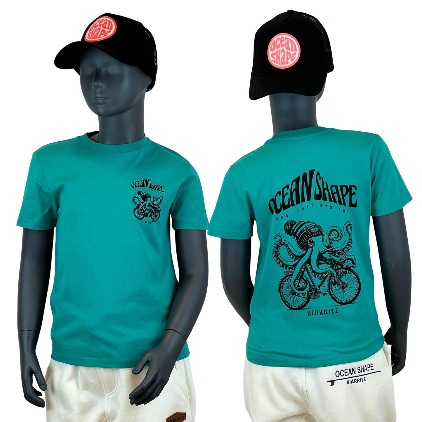 t-shirt enfant à manches courtes unisexe ocean shape bleu vert, 100% coton biologique. 
Devant : petit dessin noir d'une pieuvre avec un bonnet sur un vélo avec écriture "ocean shape biarritz et sea, surf and fun" sur la poitrine.
Dos : gros dessin noir d'une pieuvre avec un bonnet sur un vélo avec écriture "ocean shape biarritz et sea, surf and fun".
Vu de dos et de face sur mannequin enfant.