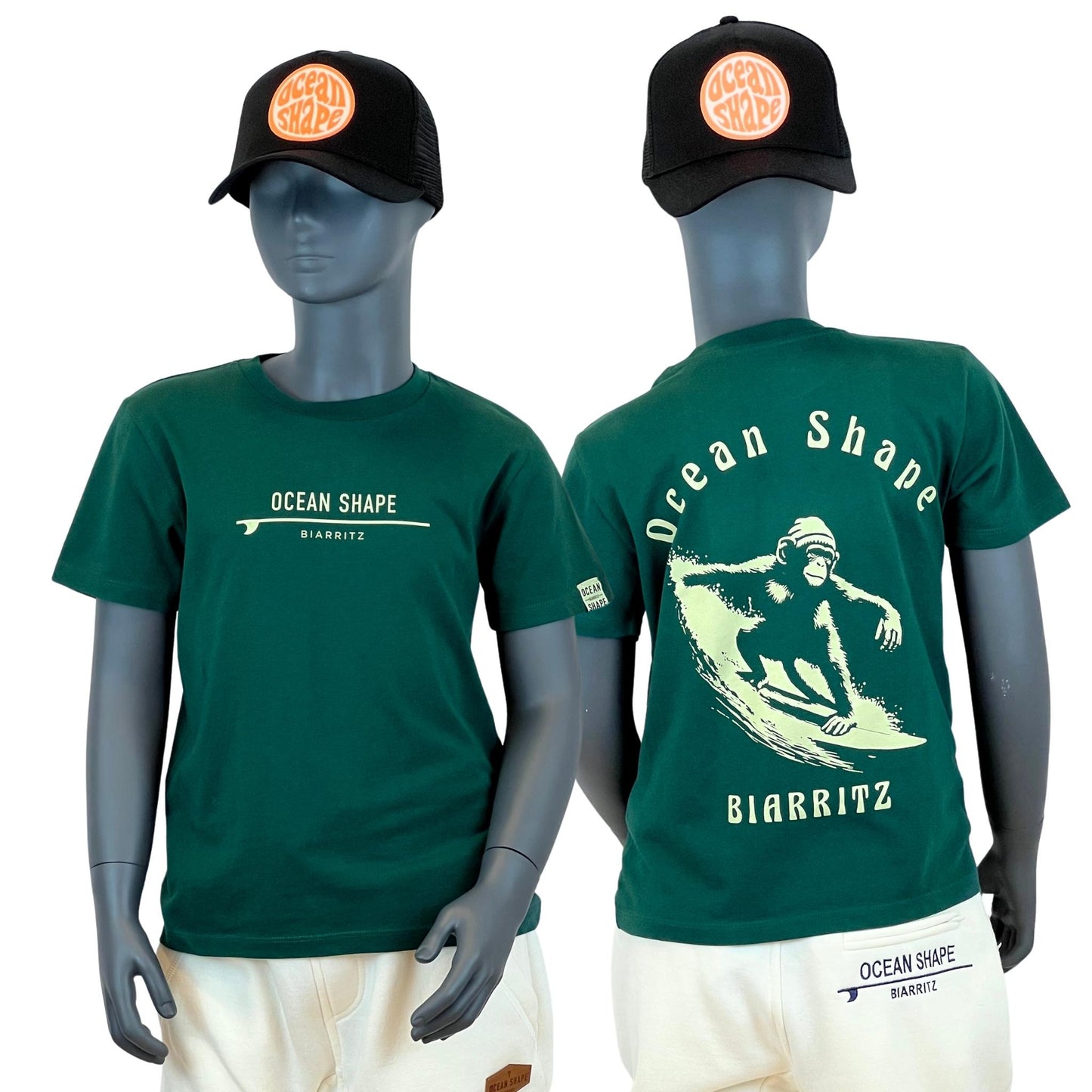 tshirt enfant ocean shape vert foncé, 100% coton biologique.
Devant : écriture "ocean shape biarritz" beige avec une planche de surf fine au milieu.
Dos : illustration beige d'un singe qui fait du surf et écritures "ocean shape, biarritz".
Vu de face et de dos sur mannequin enfant.