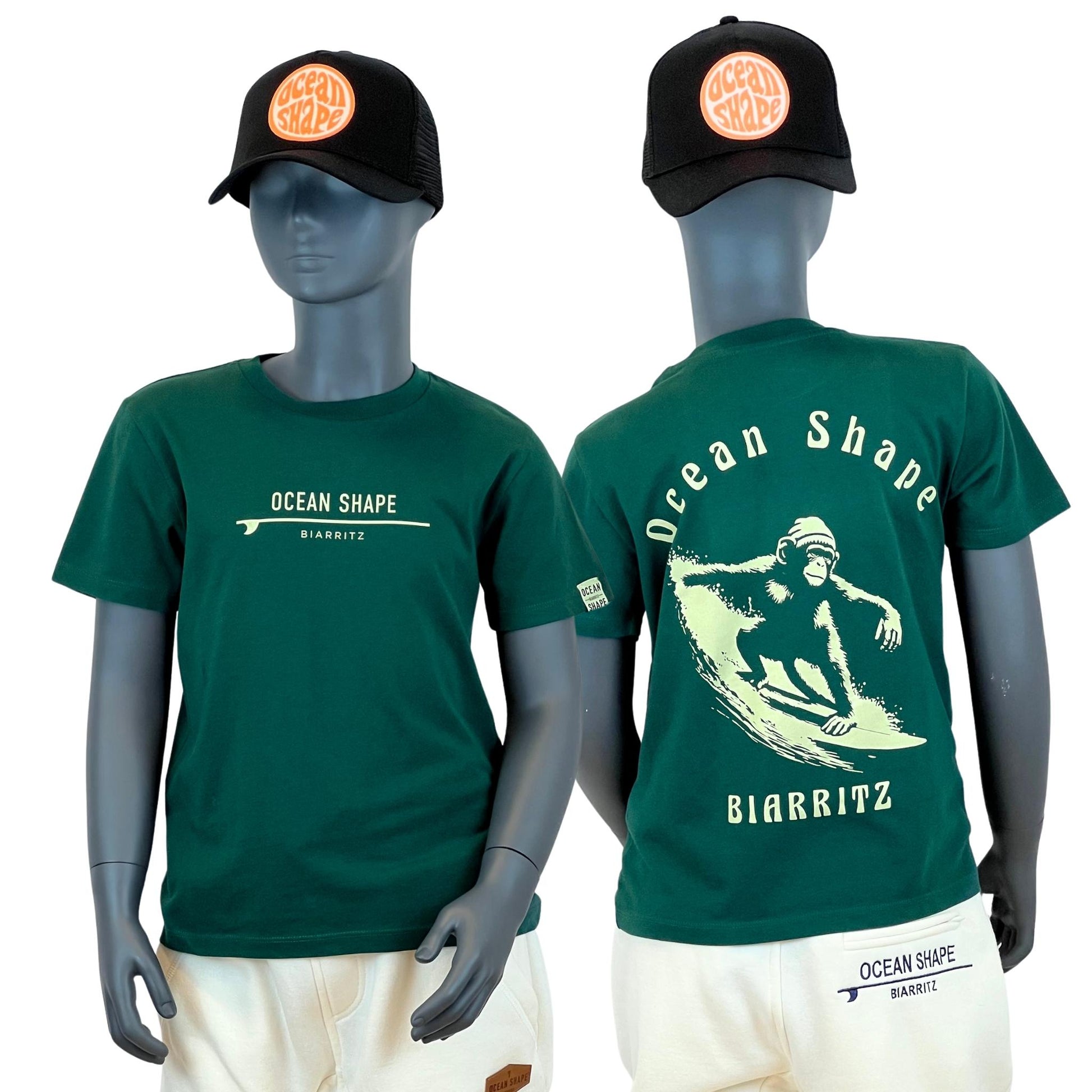 tshirt enfant ocean shape vert foncé, 100% coton biologique.
Devant : écriture "ocean shape biarritz" beige avec une planche de surf fine au milieu.
Dos : illustration beige d'un singe qui fait du surf et écritures "ocean shape, biarritz".
Vu de face et de dos sur mannequin enfant.