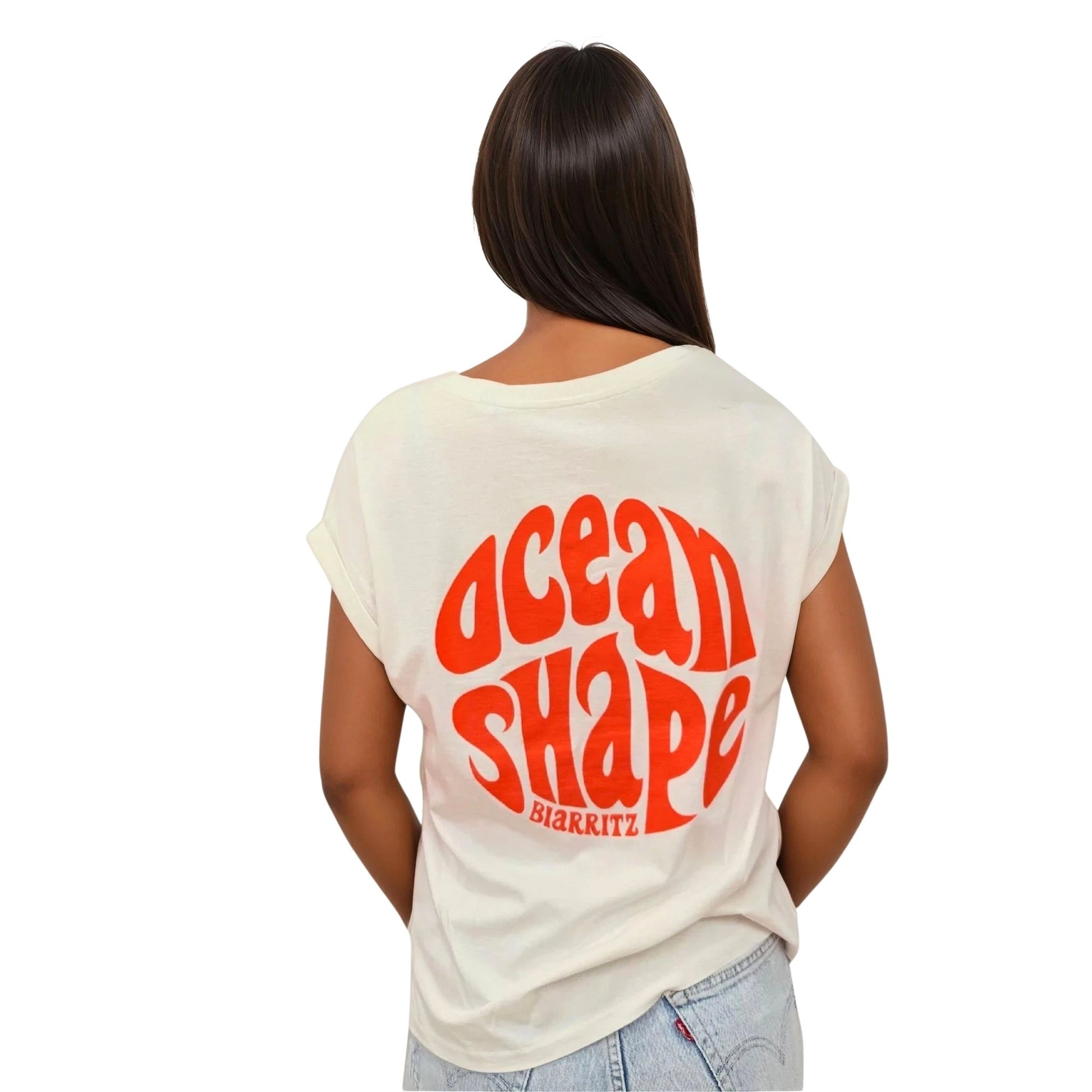 Tee-shirt femme 100 % coton biologique ivoire avec gros logo bubble "ocean shape biarritz" orange fluo dans le dos, vu de dos sur mannequin femme