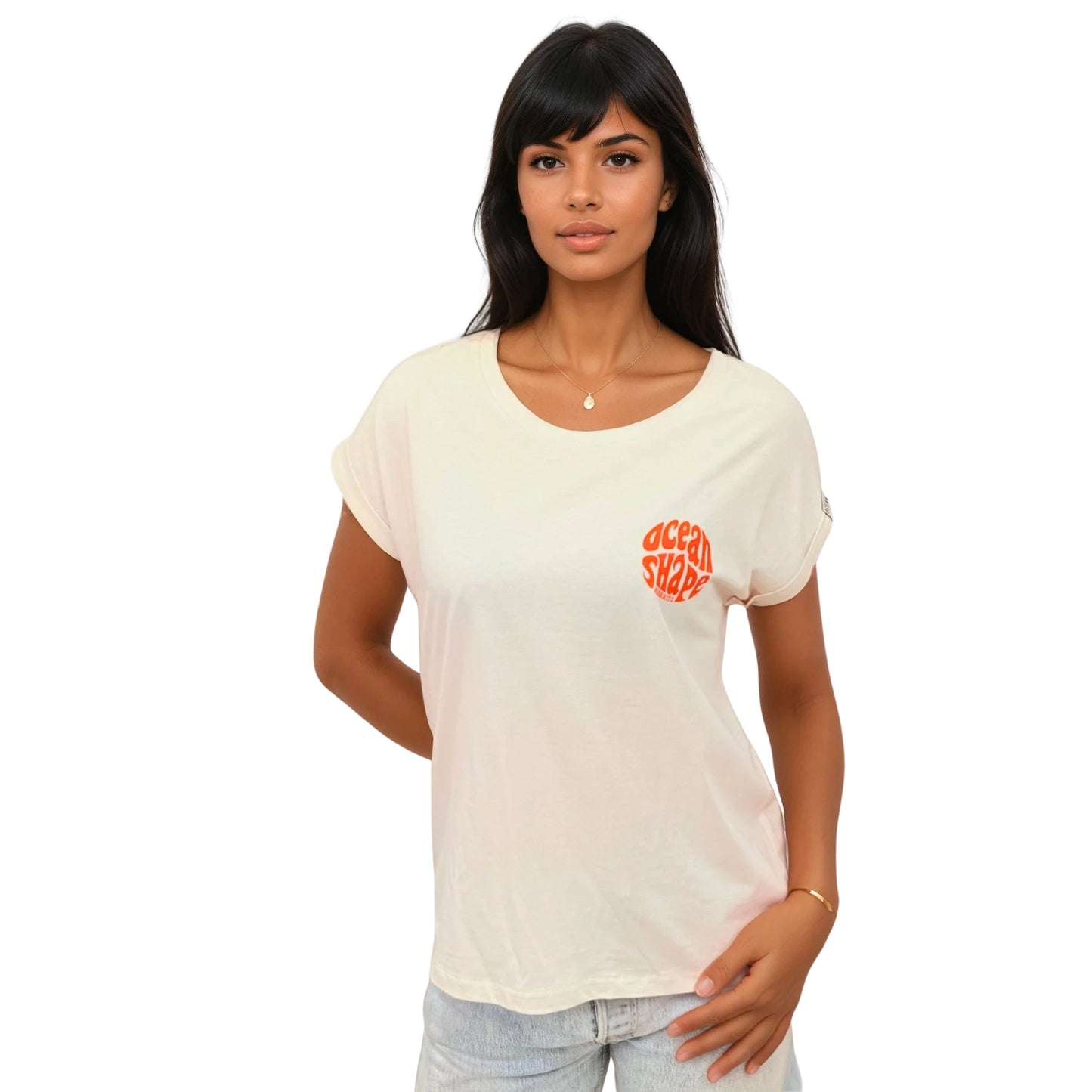 Tee-shirt femme 100 % coton biologique ivoire avec petit logo bubble "ocean shape biarritz" orange fluo sur la poitrine gauche, vu de face sur mannequin femme