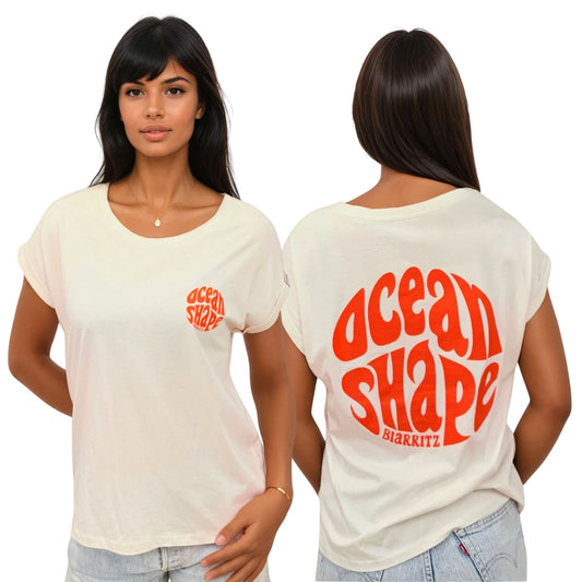 Tee-shirt femme 100 % coton biologique ivoire, vu de face et de dos sur mannequin femme.
Devant : petit logo bubble "Ocean Shape Biarritz" orange fluo sur la poitrine gauche.
Dos : gros logo bubble "Ocean Shape Biarritz" orange fluo.