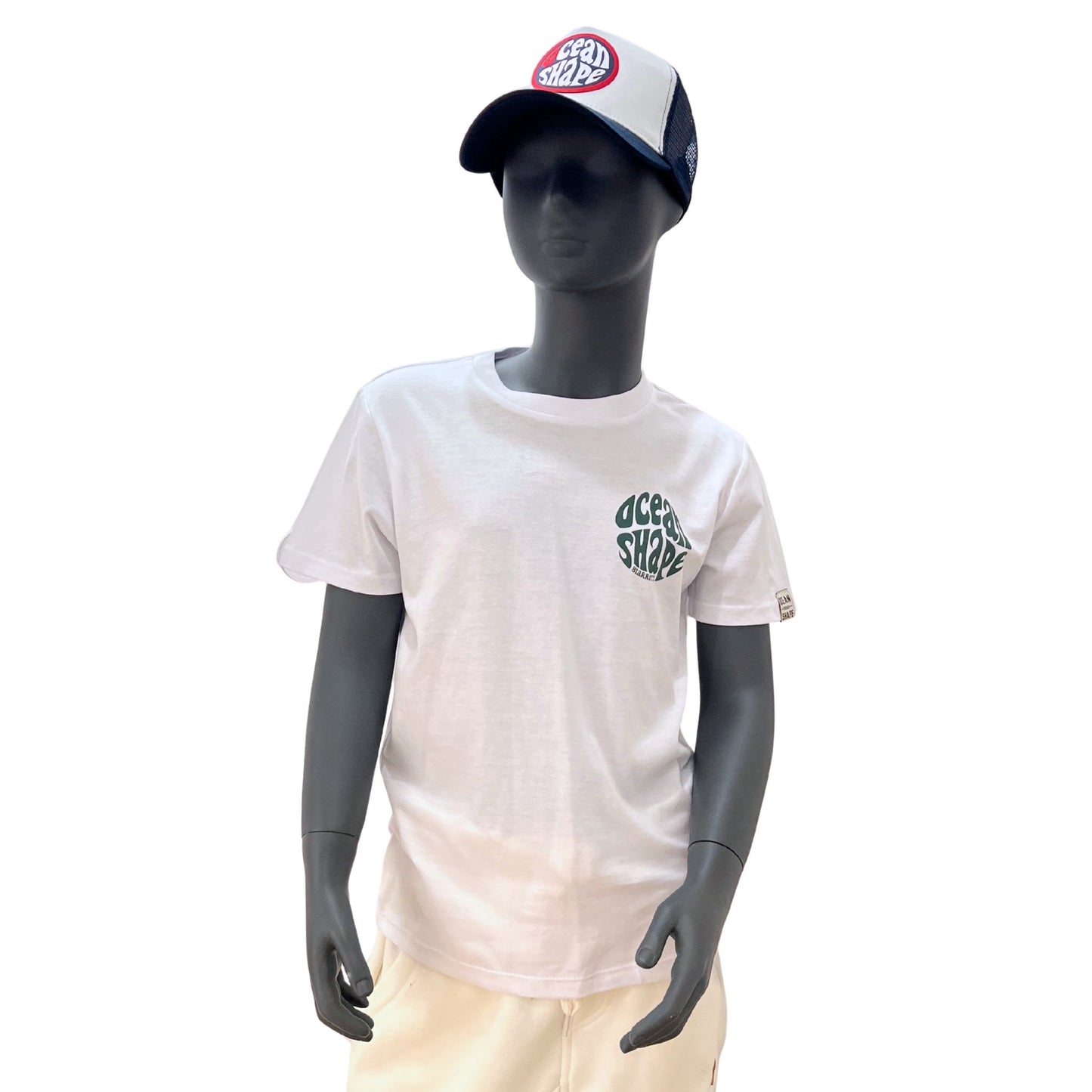 tshirt enfant à manches courtes unisexe ocean shape couleur blanc, 100% coton biologique. 
Vue de face sur un mannequin enfant.
Devant : petit logo bubble ocean shape couleur vert sur la poitrine. 