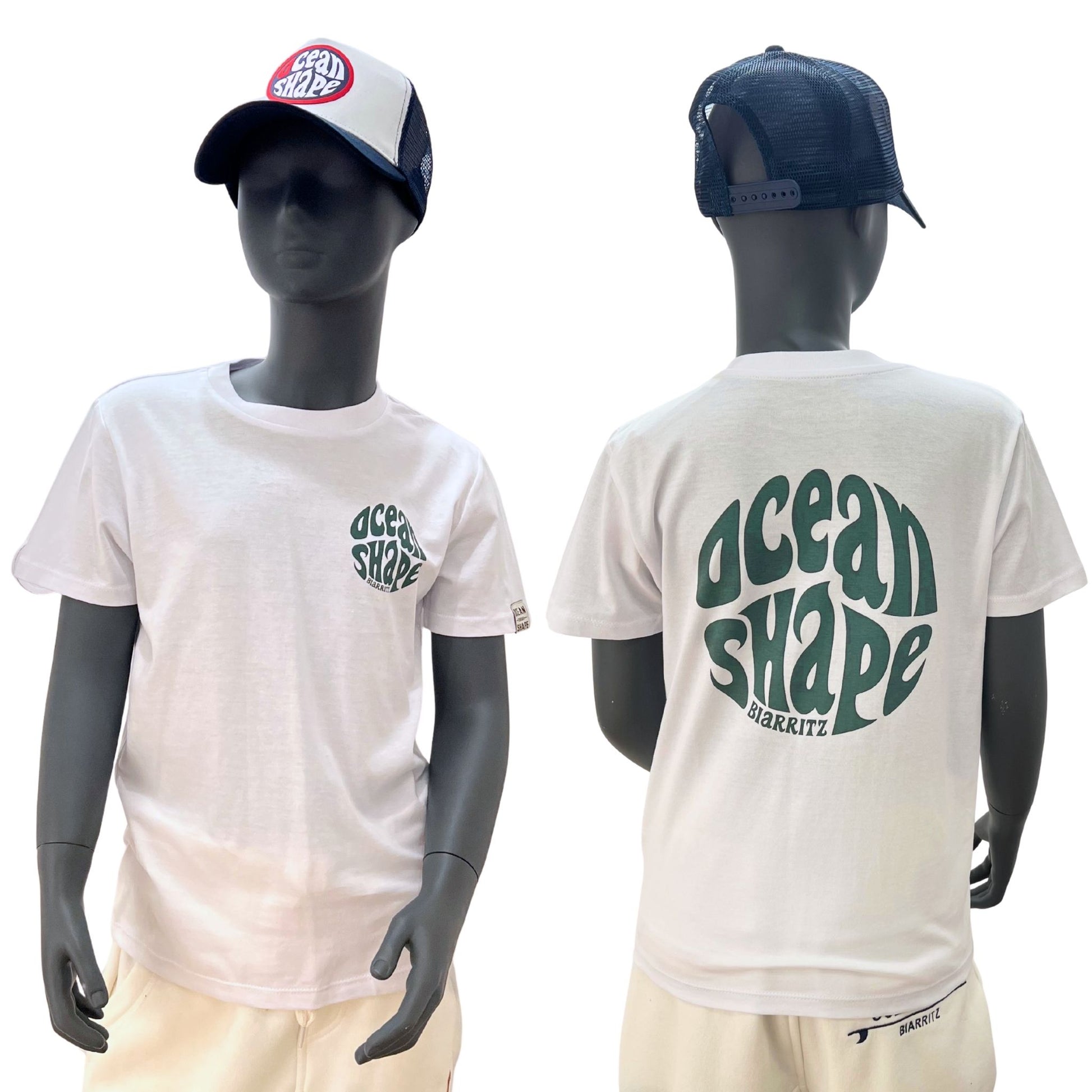 tshirt enfant à manches courtes unisexe ocean shape couleur blanc, 100% coton biologique. 
Vue de face et de dos sur un mannequin enfant.
Devant : petit logo bubble ocean shape couleur vert sur la poitrine. 
Dos : gros logo bubble ocean shape couleur vert dans le dos.