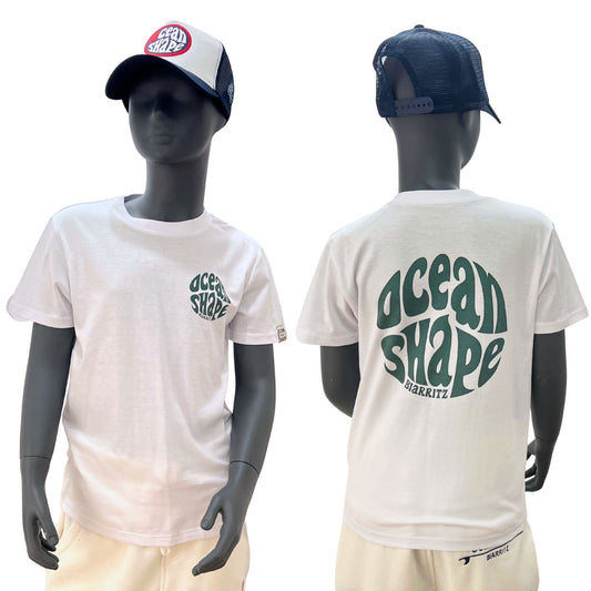 tshirt enfant à manches courtes unisexe ocean shape couleur blanc, 100% coton biologique. 
Vue de face et de dos sur un mannequin enfant.
Devant : petit logo bubble ocean shape couleur vert sur la poitrine. 
Dos : gros logo bubble ocean shape couleur vert dans le dos.