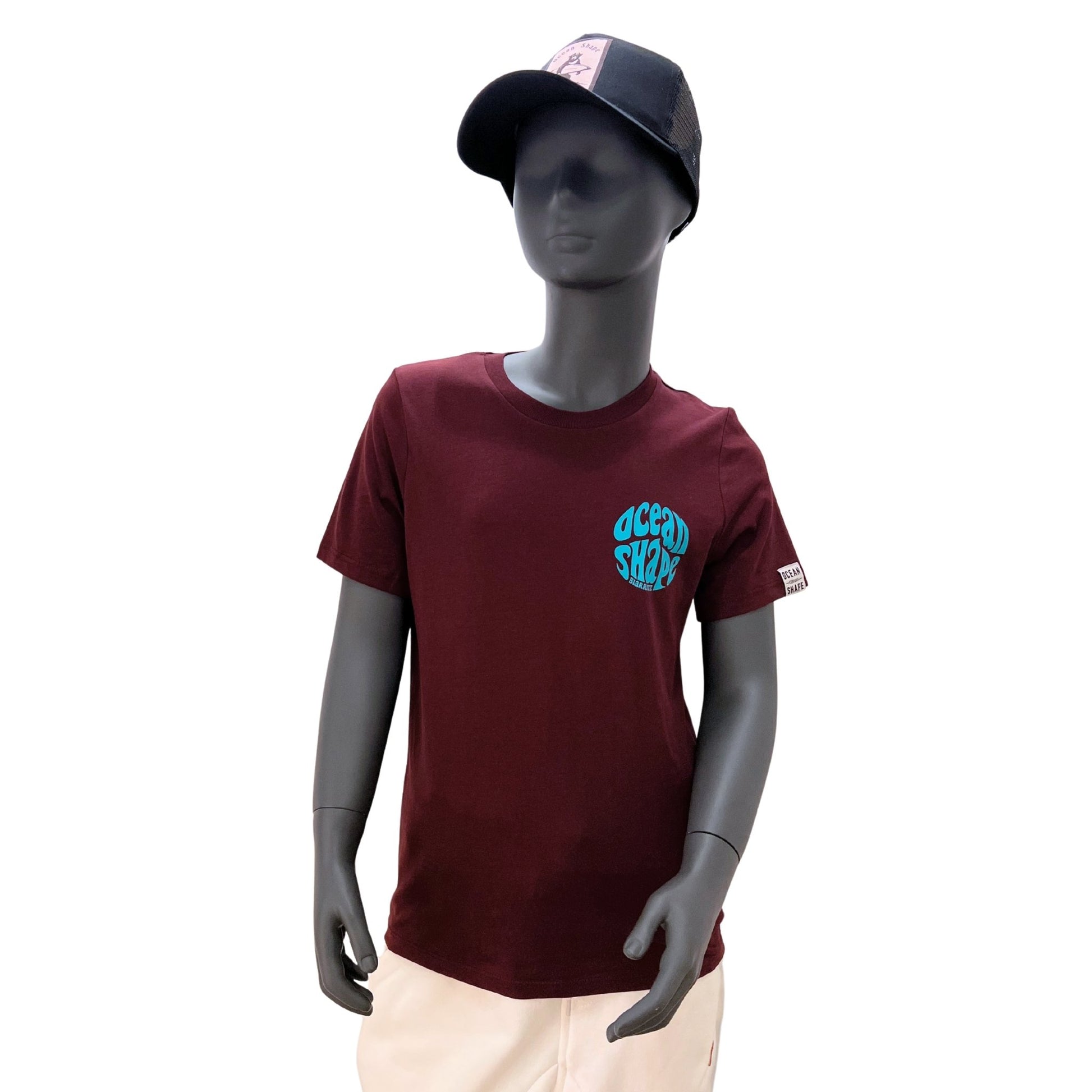 t-shirt enfant à manches courtes unisexe ocean shape couleur cherry, 100% coton biologique. 
Vue de face sur un mannequin enfant.
Petit logo bubble ocean shape couleur turquoise avec écriture "biarritz" sur la poitrine, à gauche.