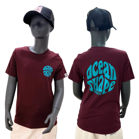 tshirt enfant à manches courtes unisexe ocean shape couleur cherry, 100% coton biologique. 
Vue de face et de dos sur un mannequin enfant.
Devant : petit logo bubble ocean shape couleur turquoise sur la poitrine. 
Dos : gros logo bubble ocean shape couleur turquoise dans le dos.