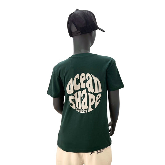 tee-shirt enfant vert foncé ocean shape, 100% coton biologique.
Vu de dos sur mannequin enfant.
Gros logo bubble "ocean shape biarritz" beige.