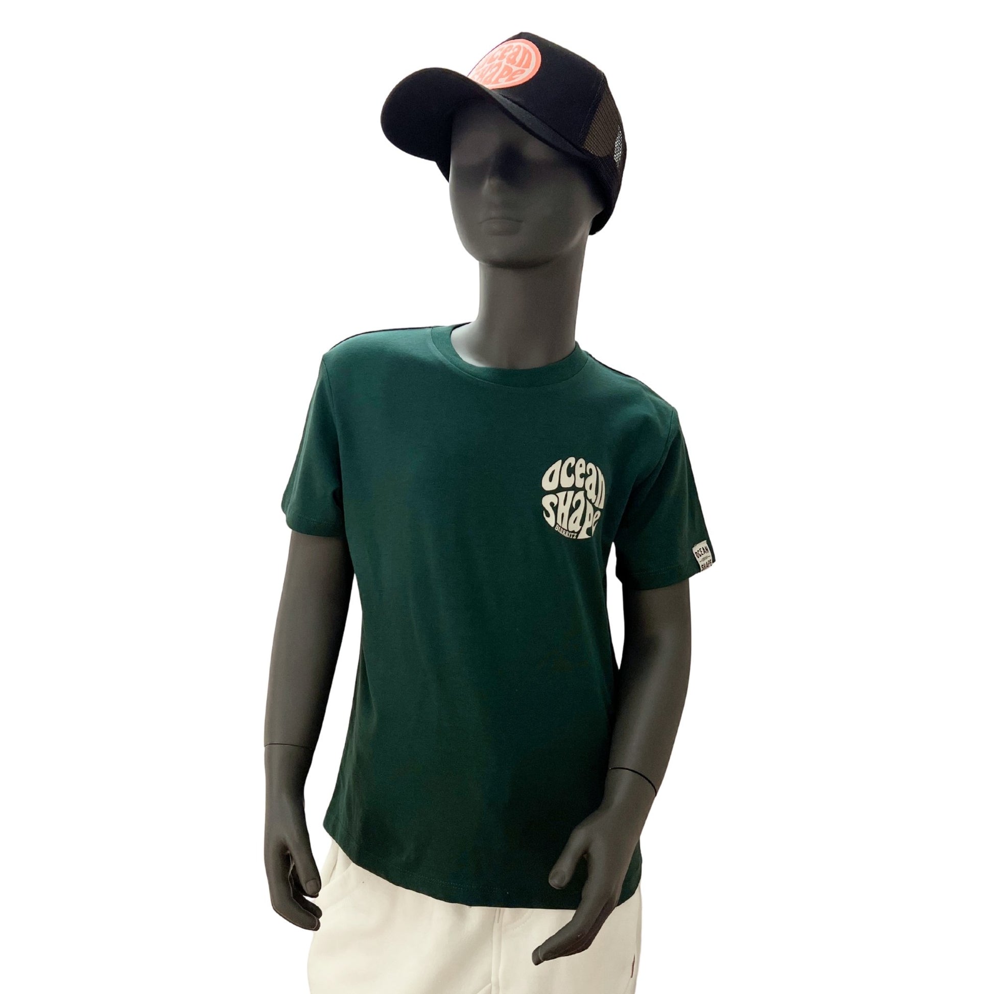 tee-shirt enfant vert foncé ocean shape, 100% coton biologique.
Vu de face sur mannequin enfant.
Petit logo bubble "ocean shape biarritz" beige sur la poitrine.